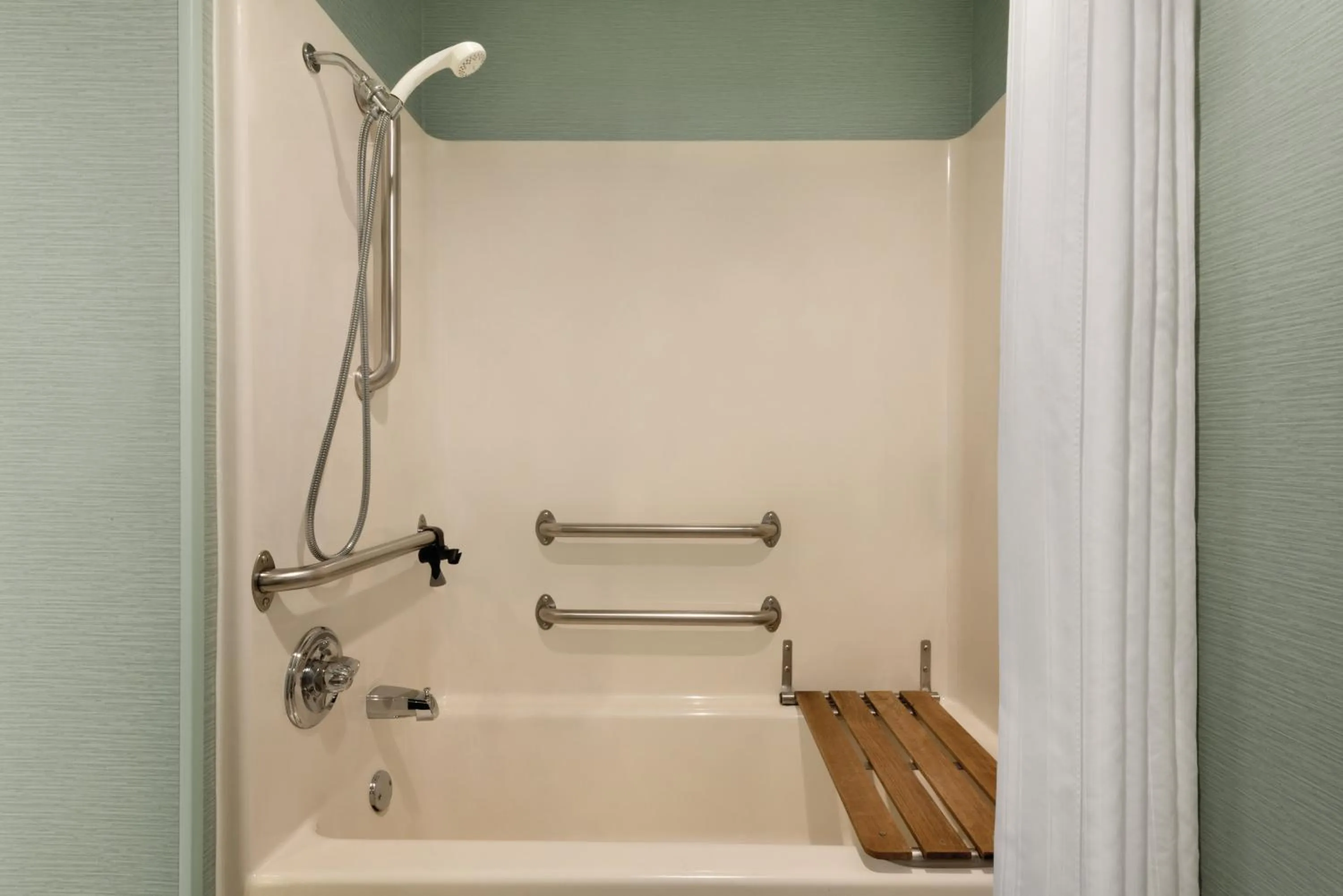 Bath in Homewood Suites Grand Rapids