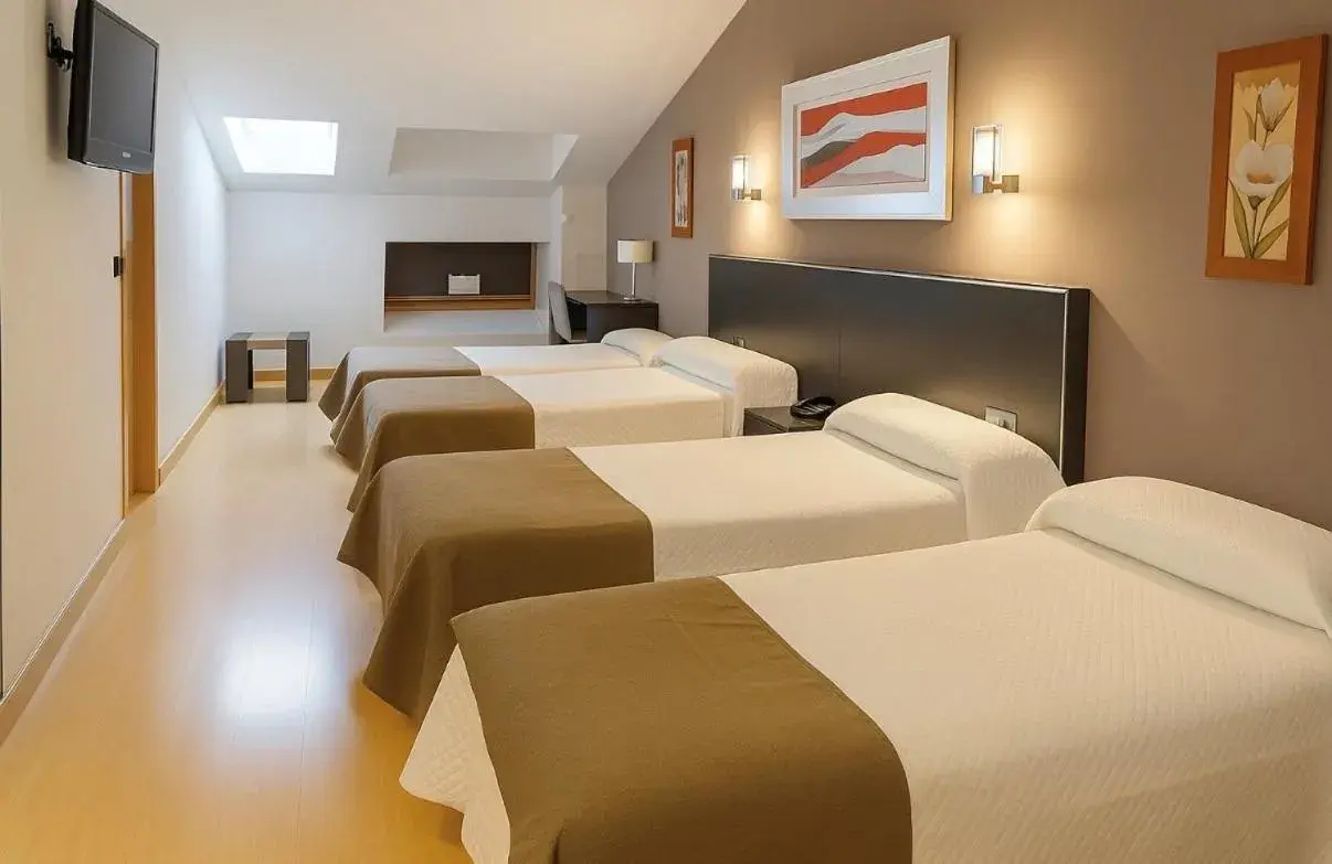 Triple Room in Hotel Villa de Cacabelos Triple Room in Hotel Villa de Cacabelos