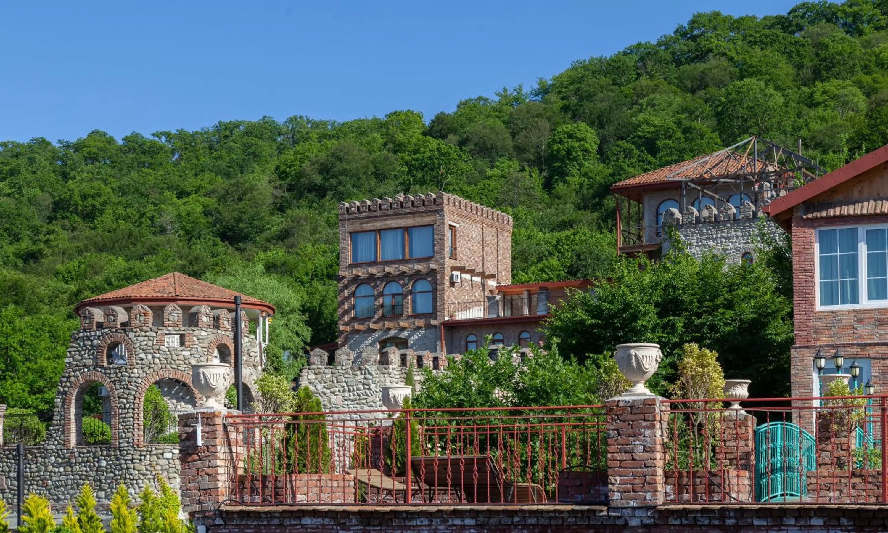 Property building in Chateau Mere