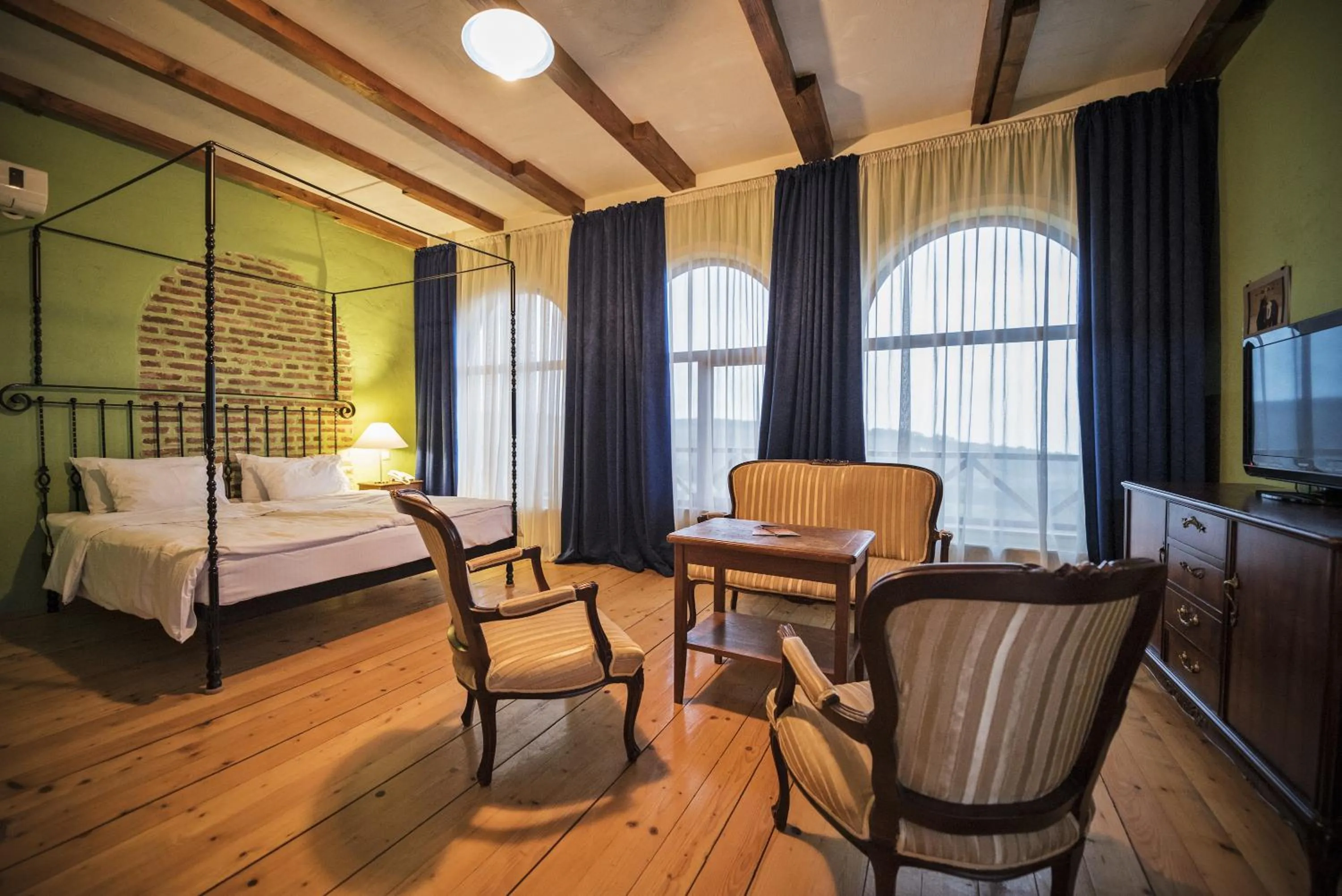 Balcony/Terrace, Bed in Chateau Mere