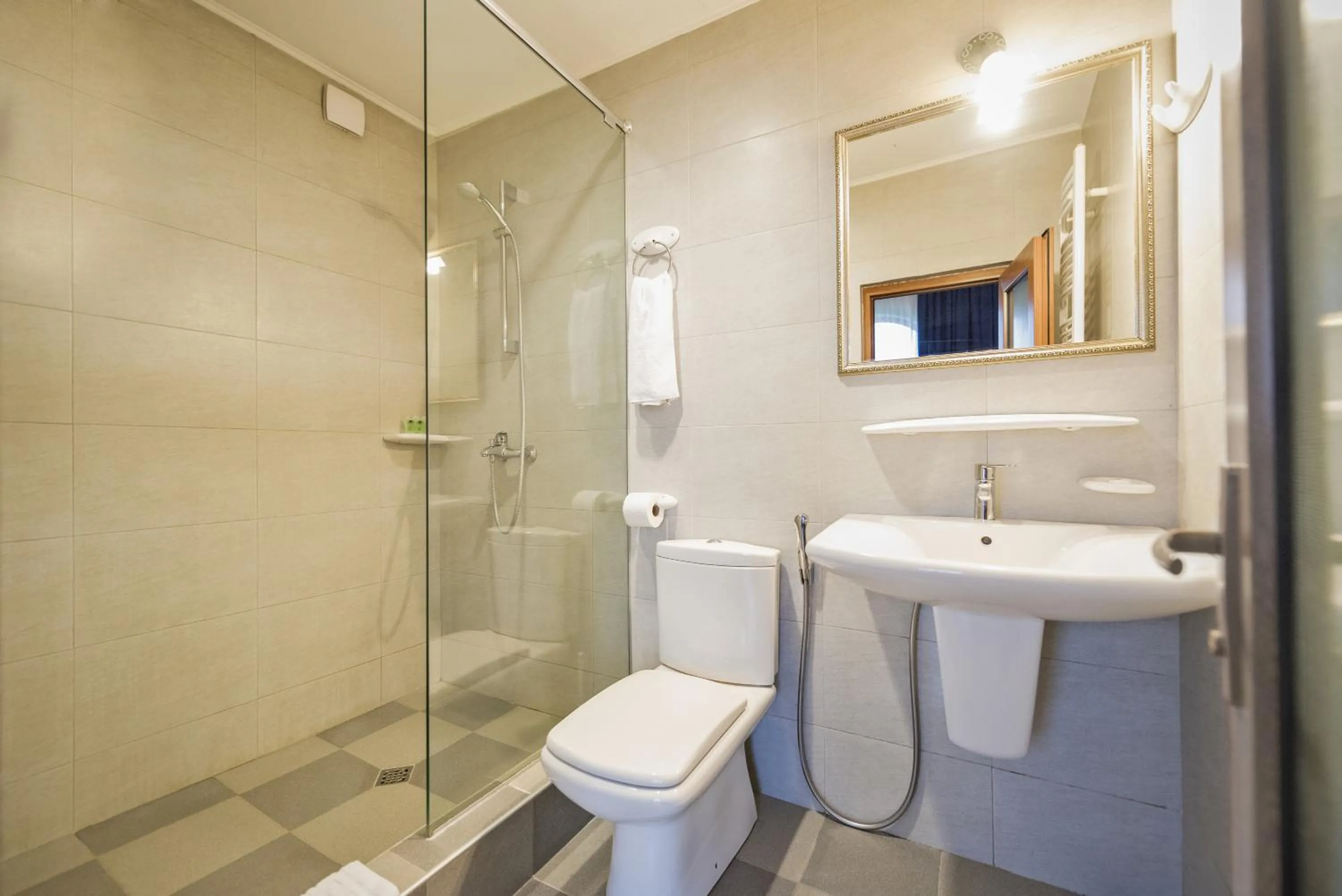 Shower in Chateau Mere