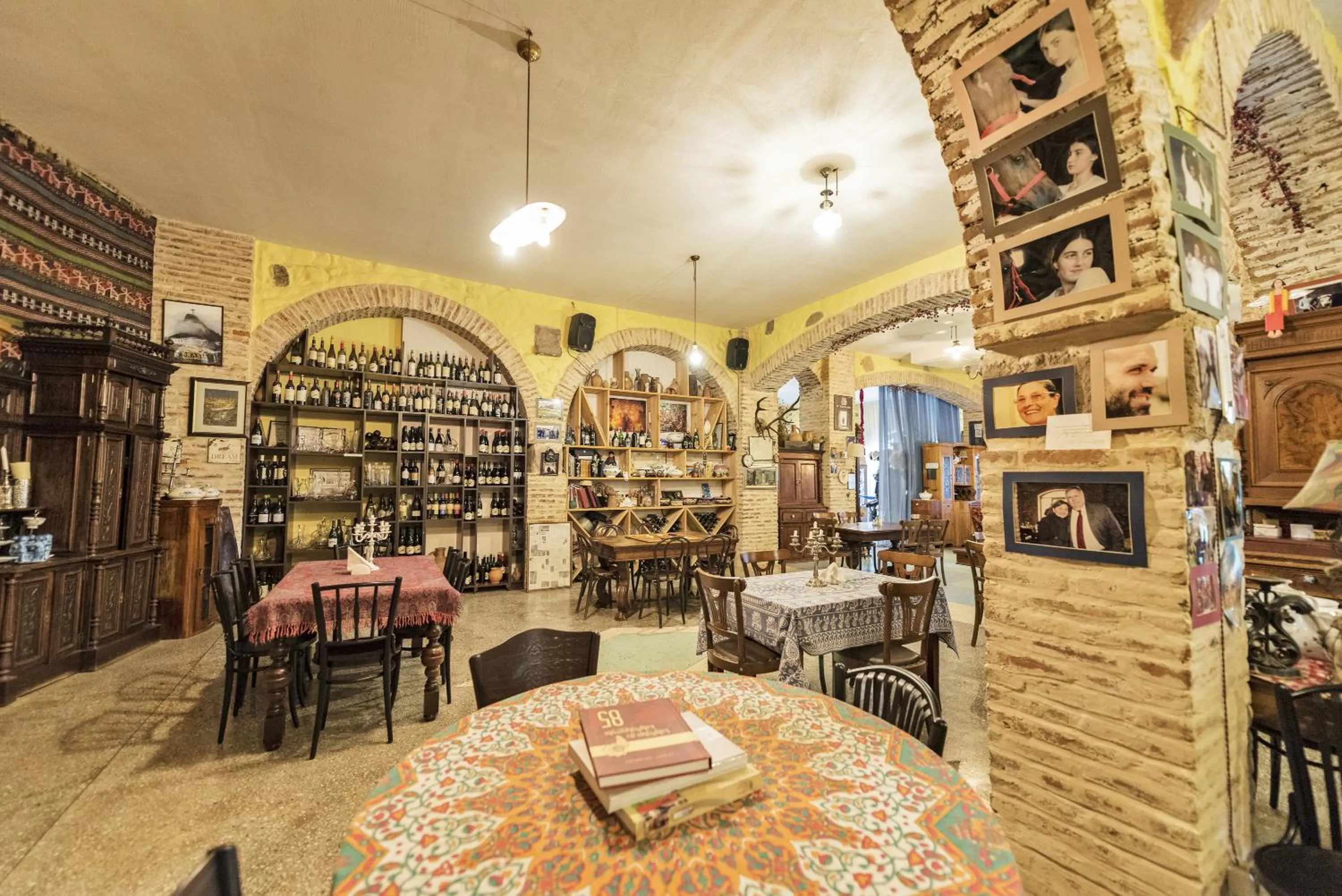 Restaurant/places to eat in Chateau Mere