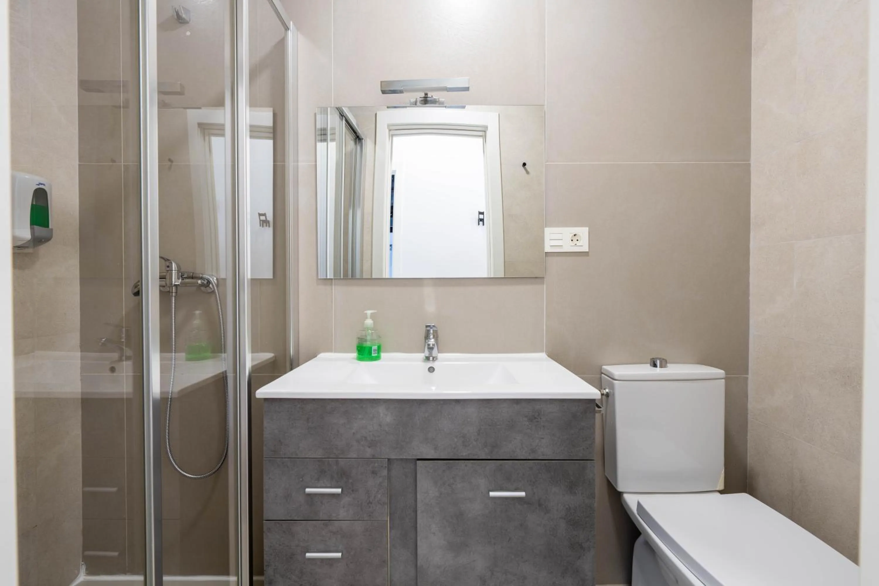 Shower in BF Rooms Almeria Centro