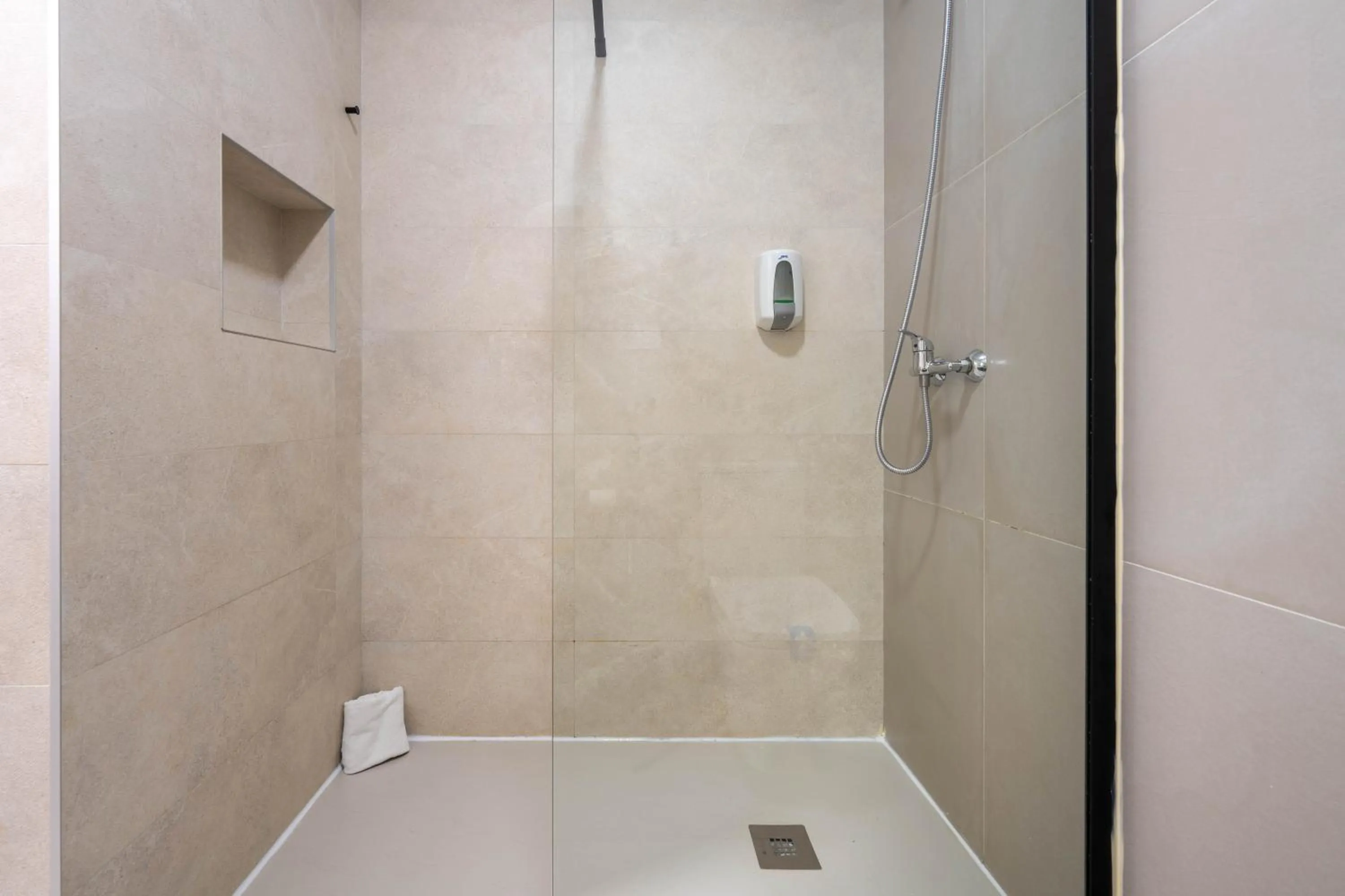 Shower in BF Rooms Almeria Centro