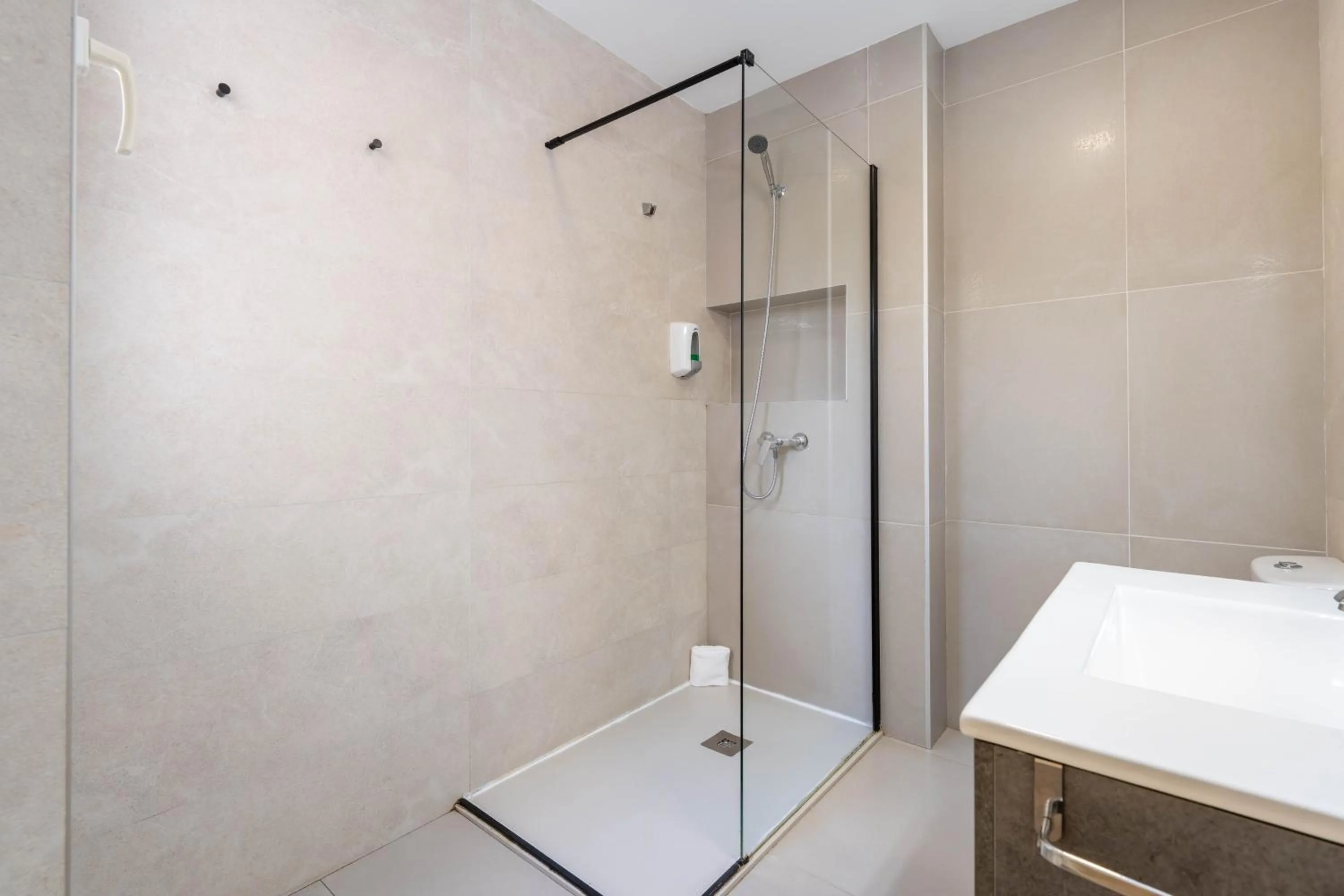 Shower in BF Rooms Almeria Centro