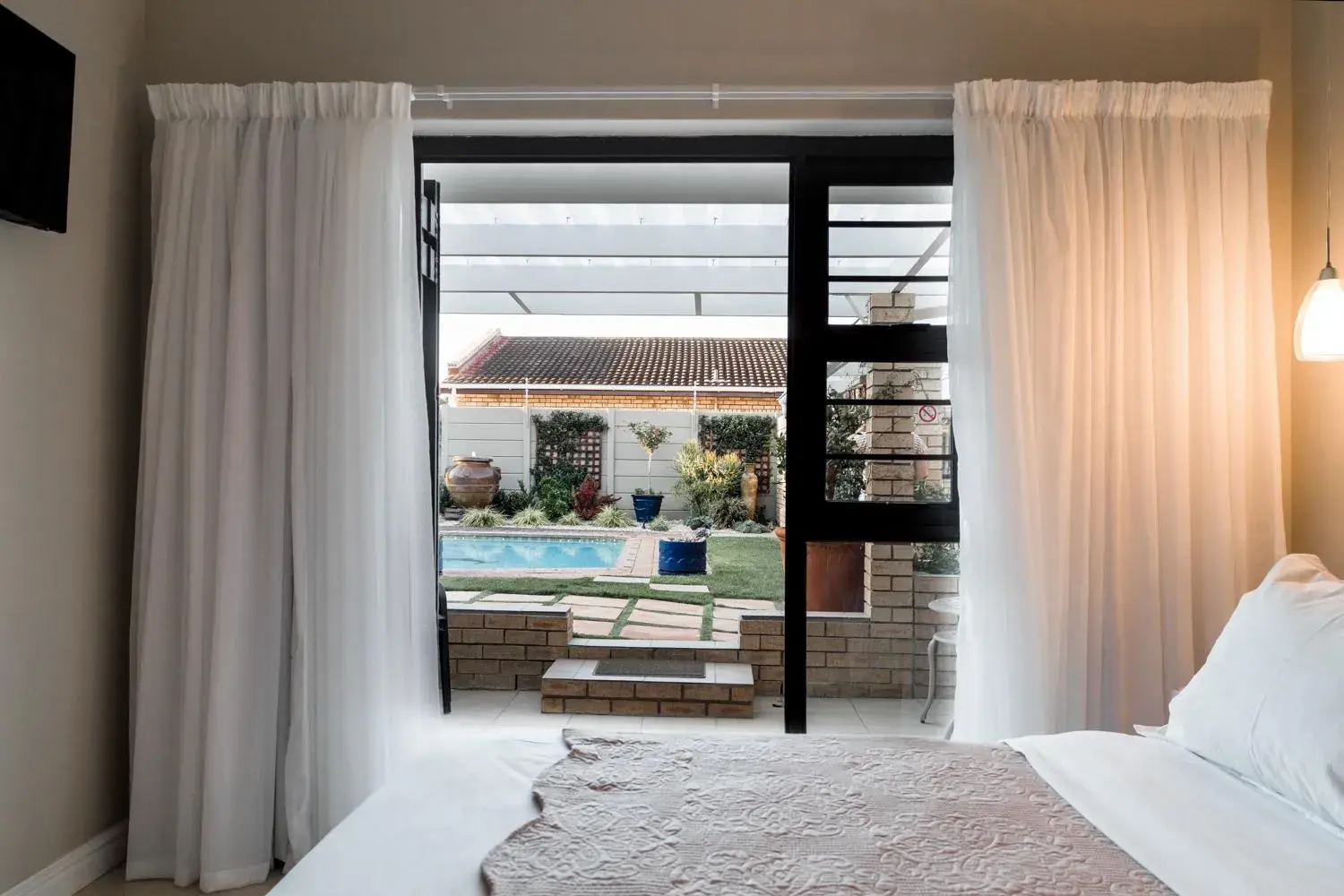 Pool view, Bed in Wagtails Guest House Pool view, Bed in Wagtails Guest House