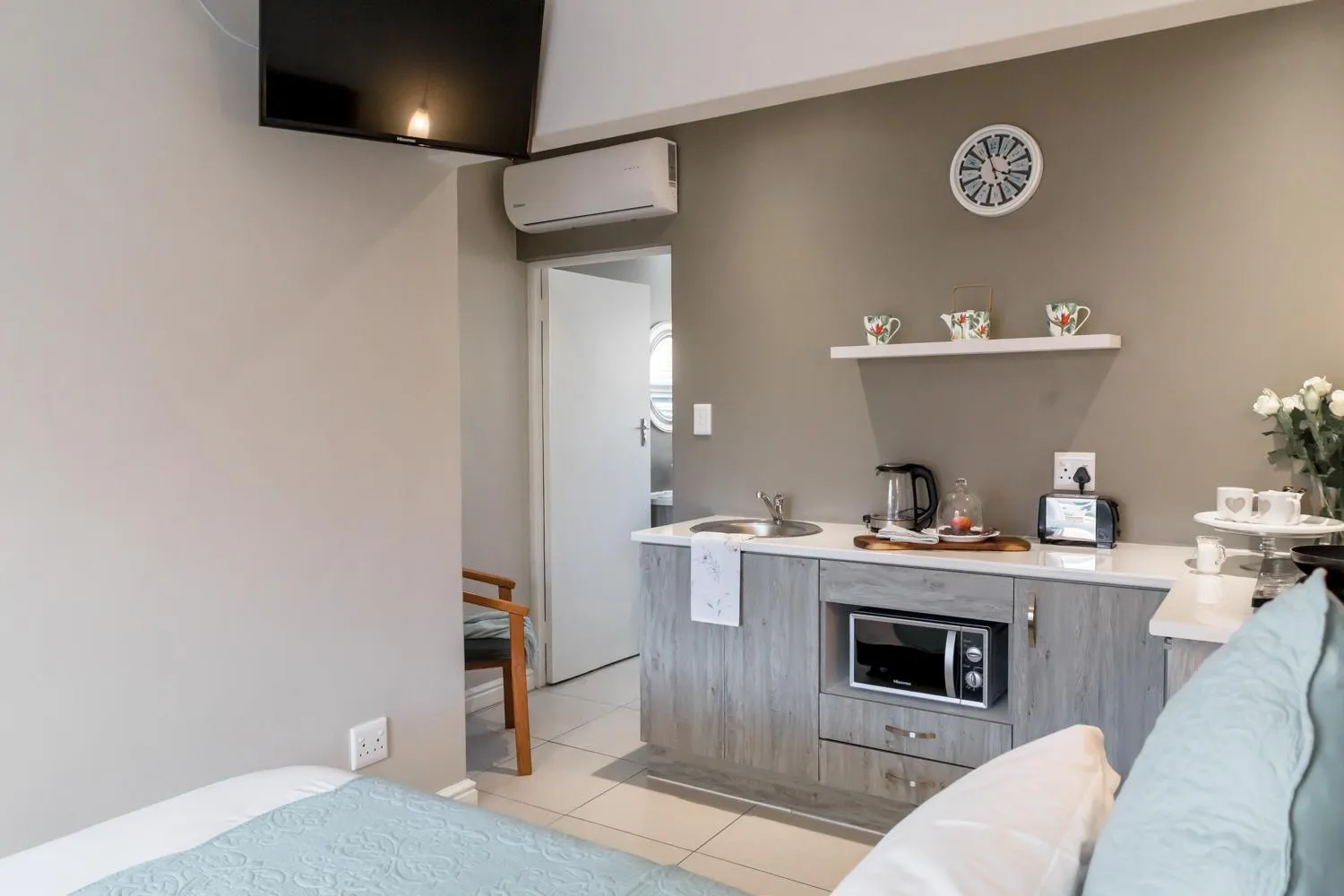 Kitchen or kitchenette, Bed in Wagtails Guest House