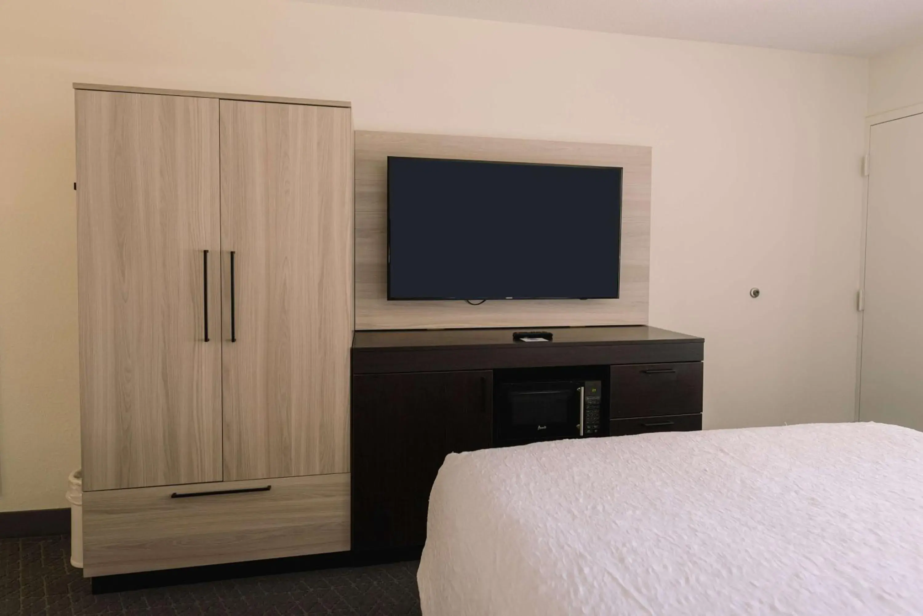 Queen Room with Bath Tub - Mobility Access/Non-Smoking in Hampton Inn Gatlinburg Queen Room with Bath Tub - Mobility Access/Non-Smoking in Hampton Inn Gatlinburg