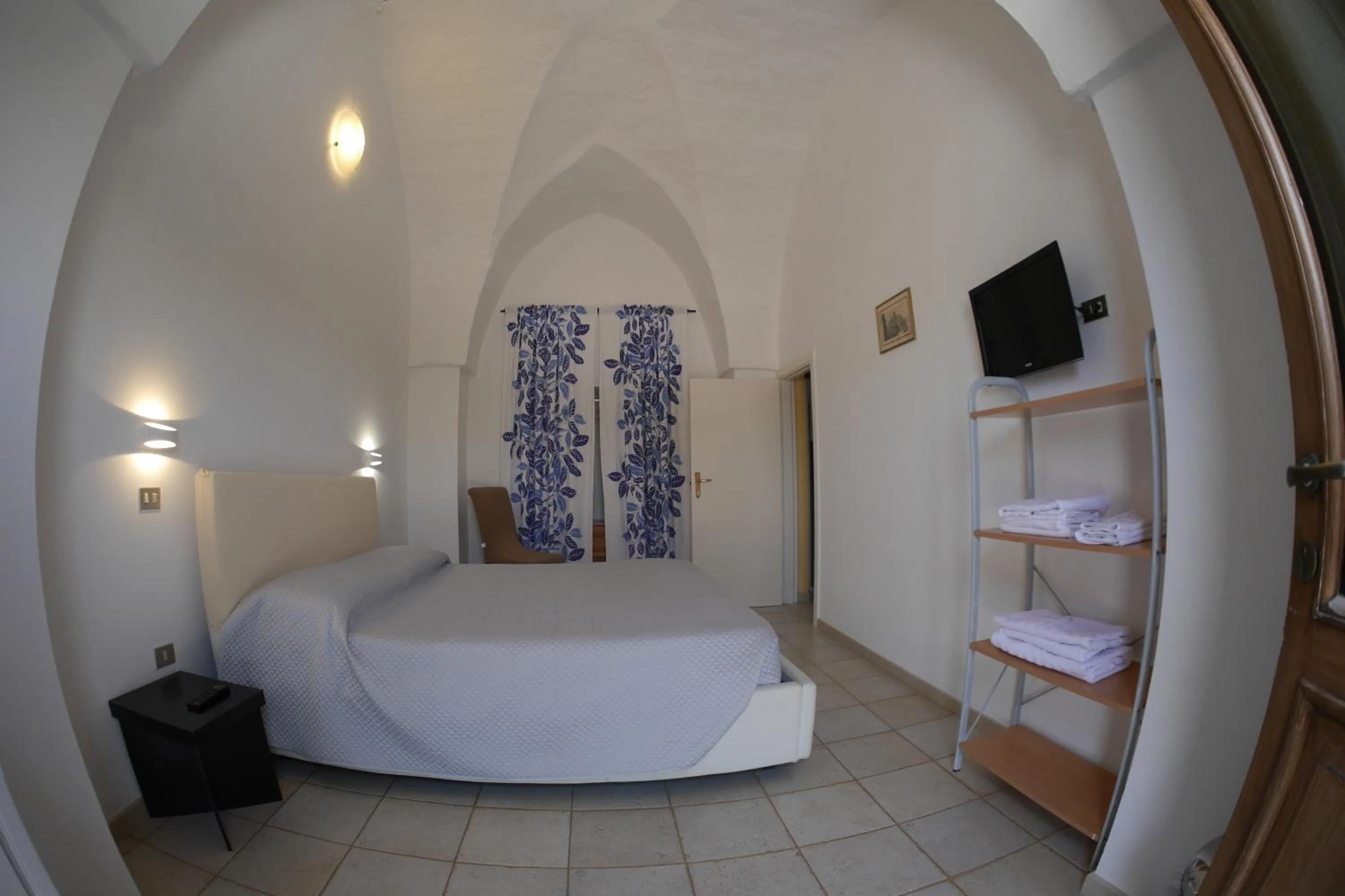 Photo of the whole room, Bed in Masseria Lama D'impisa