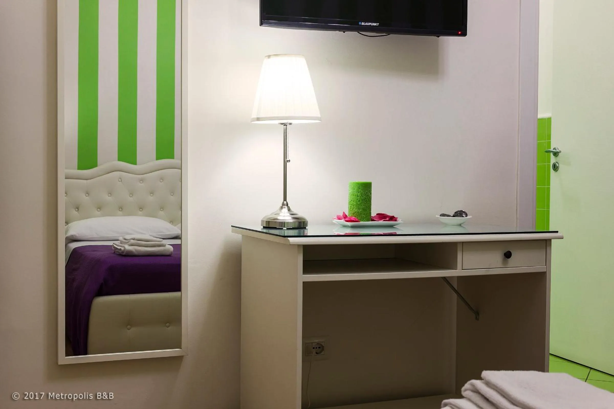 Photo of the whole room, Bed in Metropolis B&B