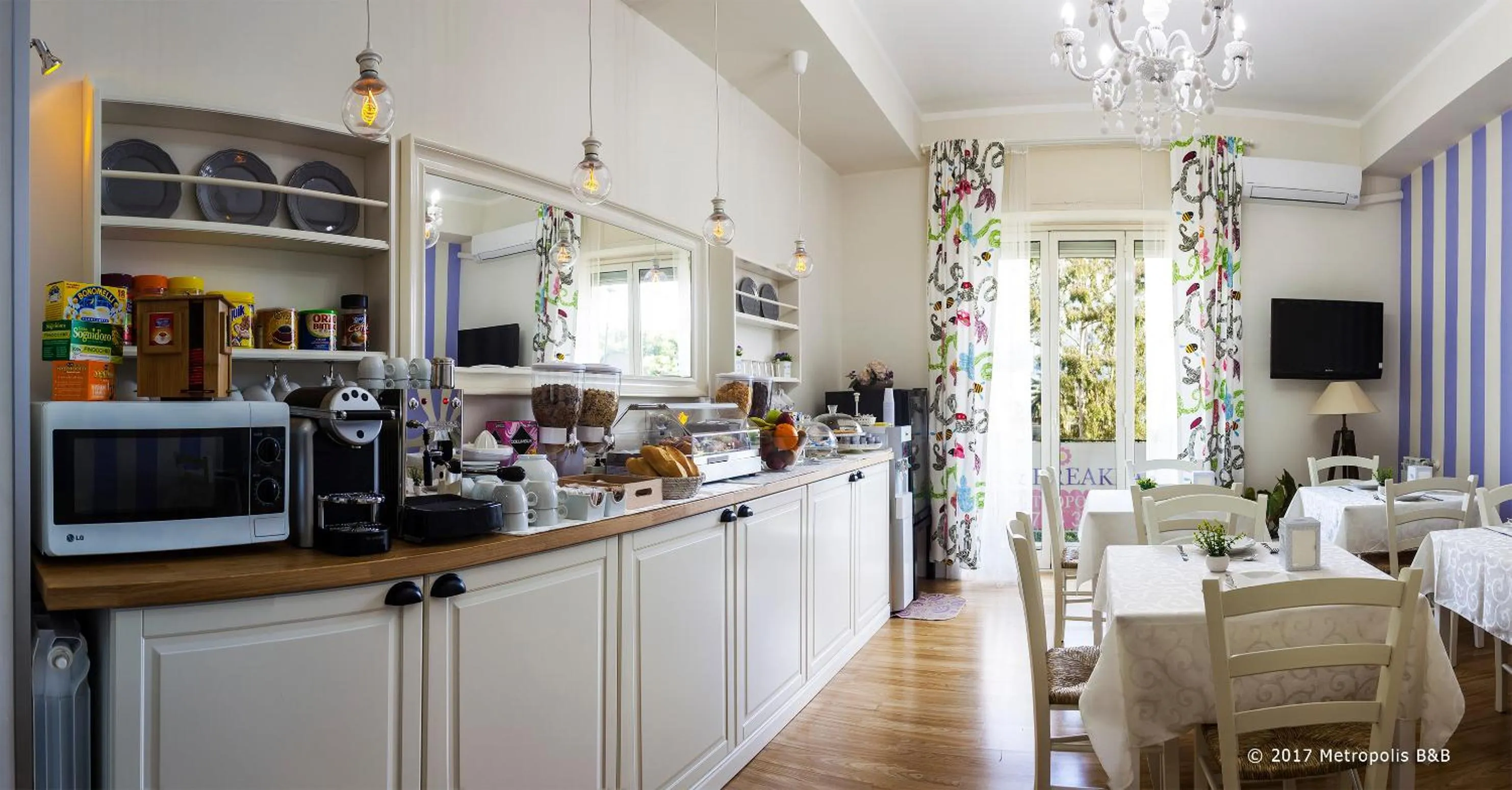 Communal lounge/ TV room in Metropolis B&B