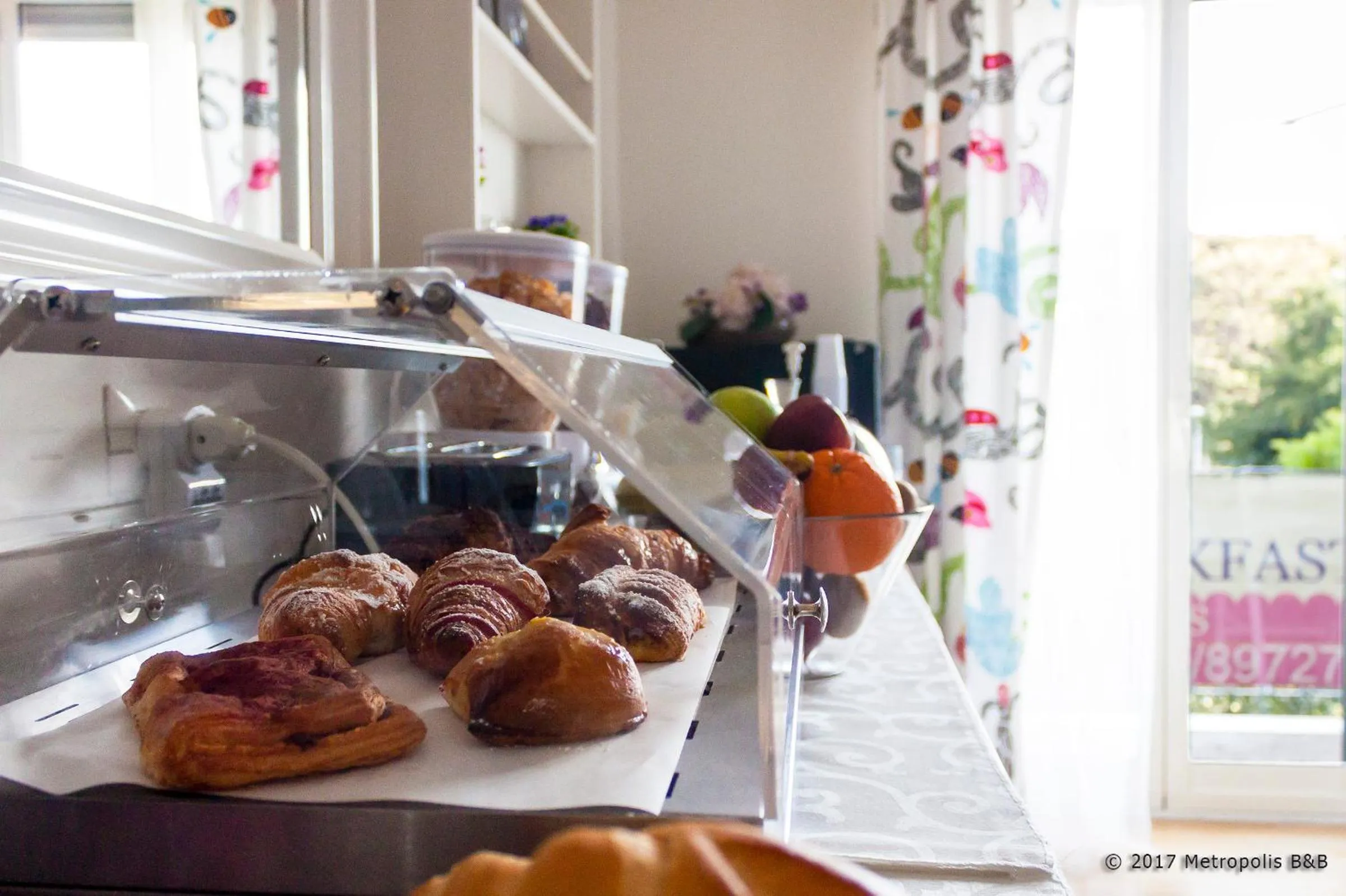 Food and drinks in Metropolis B&B