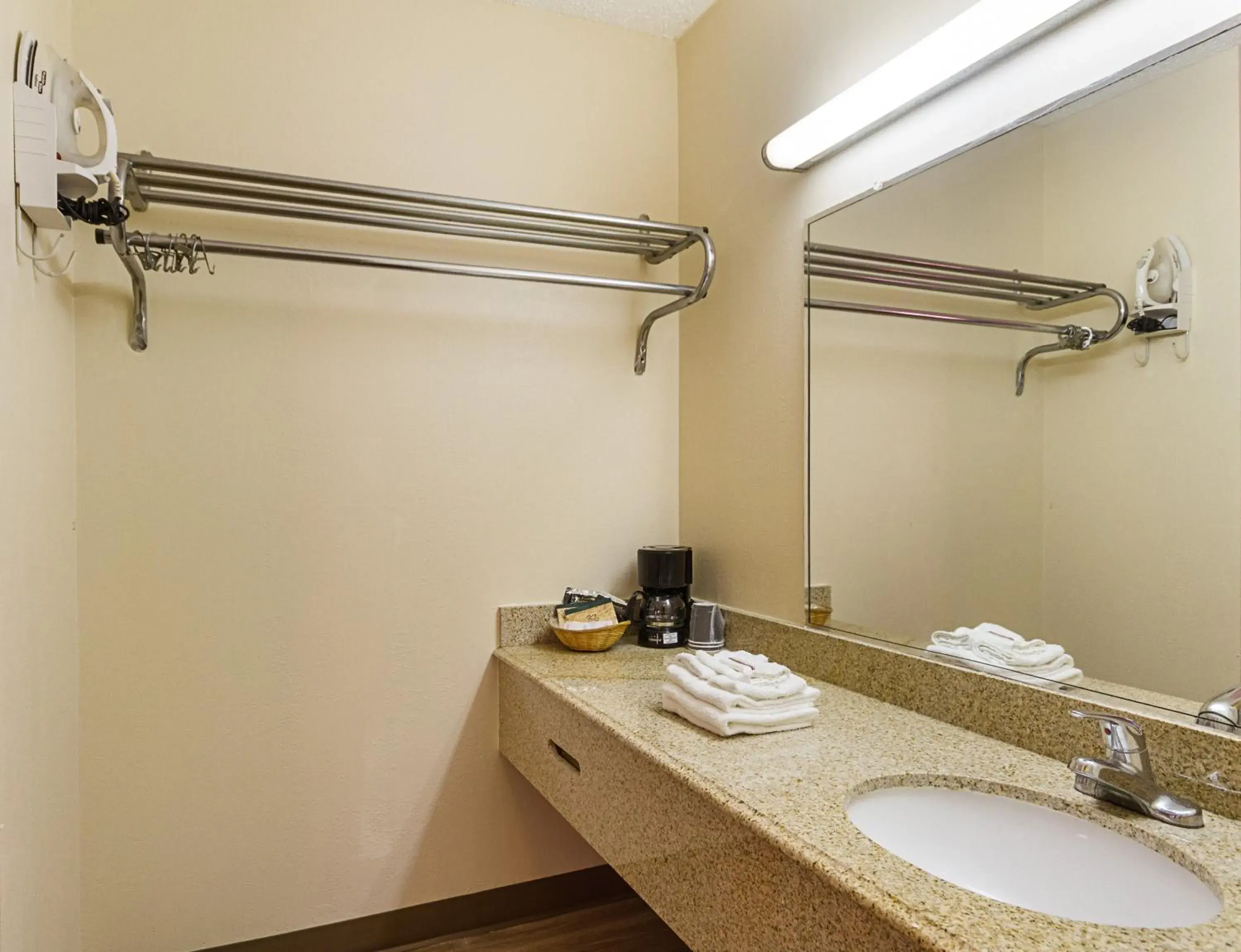 Bathroom in Red Roof Inn Montgomery - Midtown