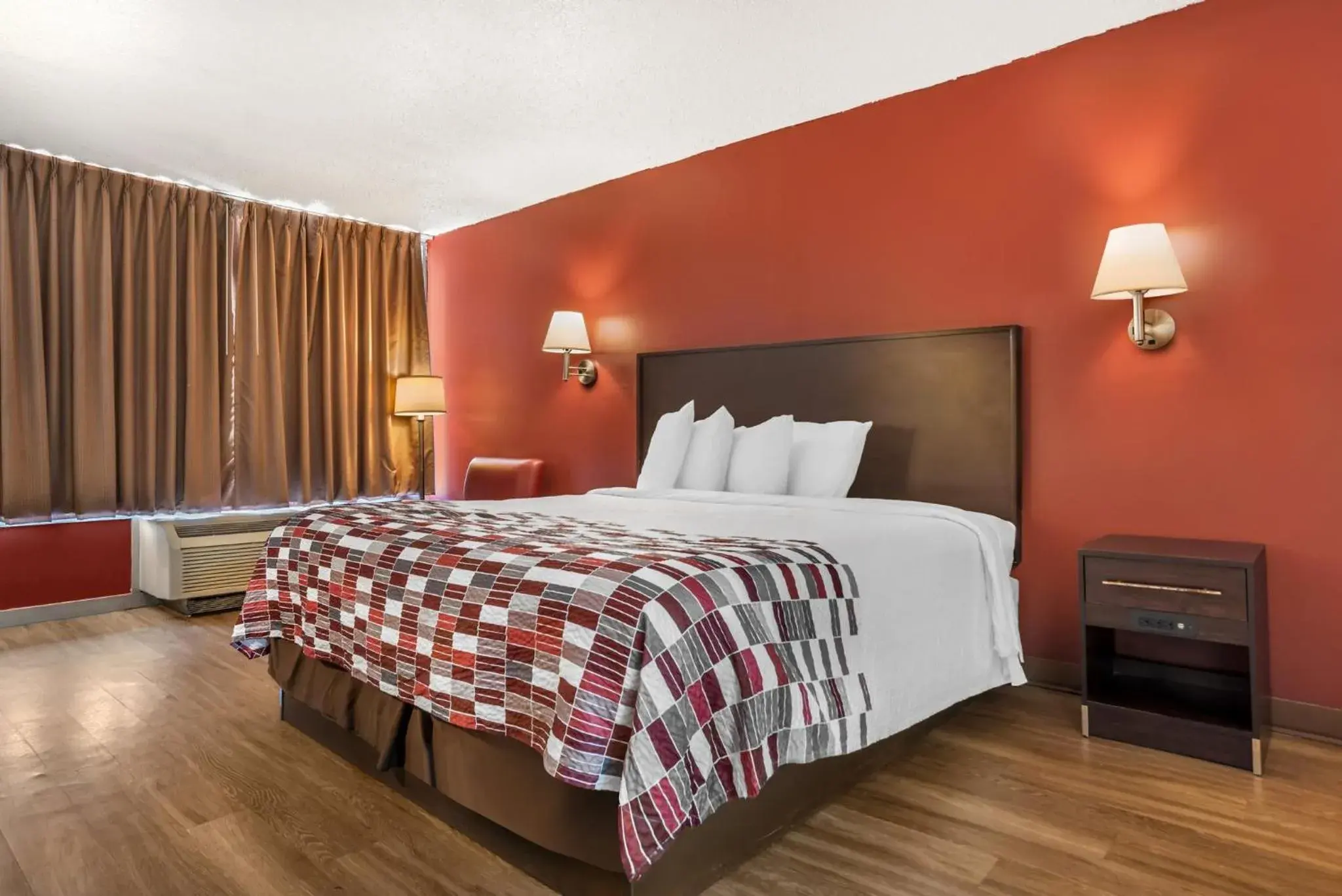 Deluxe King Room Disability Access Roll-In Shower Non-Smoking in Red Roof Inn Montgomery - Midtown Deluxe King Room Disability Access Roll-In Shower Non-Smoking in Red Roof Inn Montgomery - Midtown