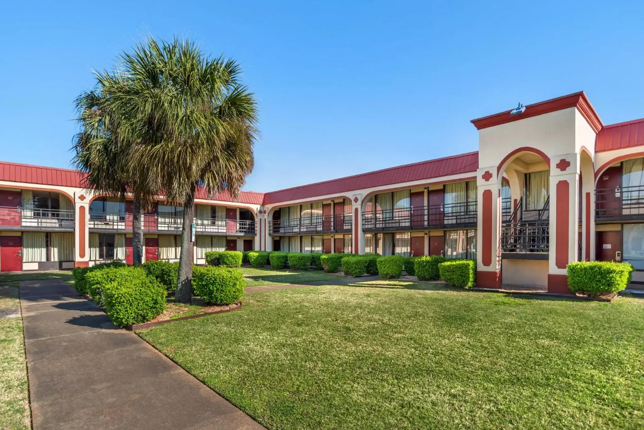 Property building in Red Roof Inn Montgomery - Midtown Property building in Red Roof Inn Montgomery - Midtown