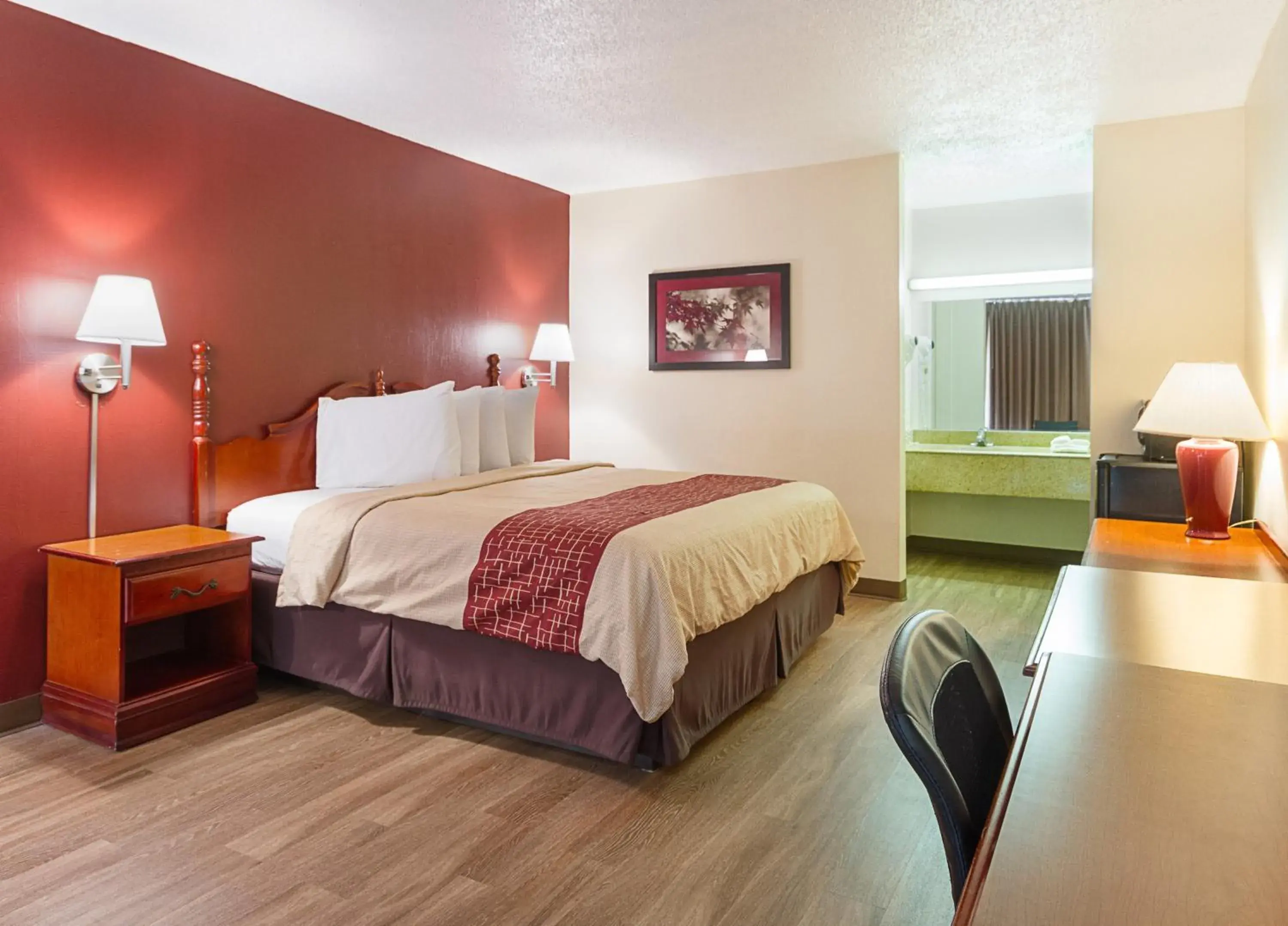 Photo of the whole room, Bed in Red Roof Inn Montgomery - Midtown