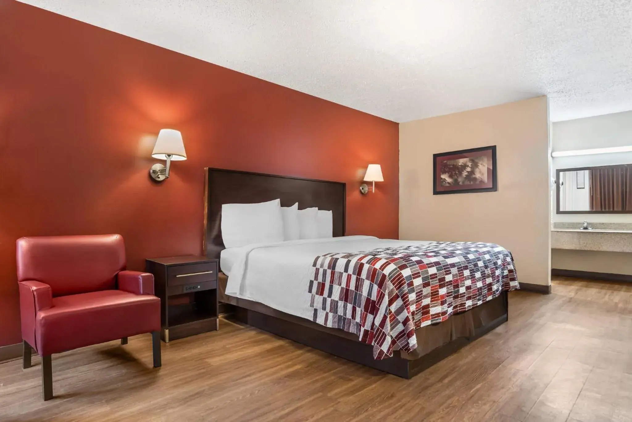 Deluxe King Room Non-Smoking in Red Roof Inn Montgomery - Midtown Deluxe King Room Non-Smoking in Red Roof Inn Montgomery - Midtown