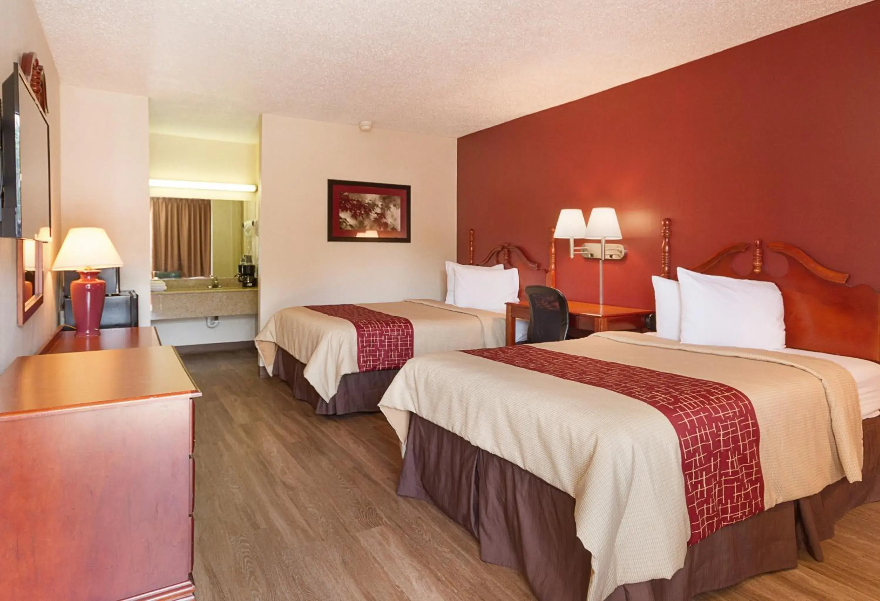 Photo of the whole room, Bed in Red Roof Inn Montgomery - Midtown