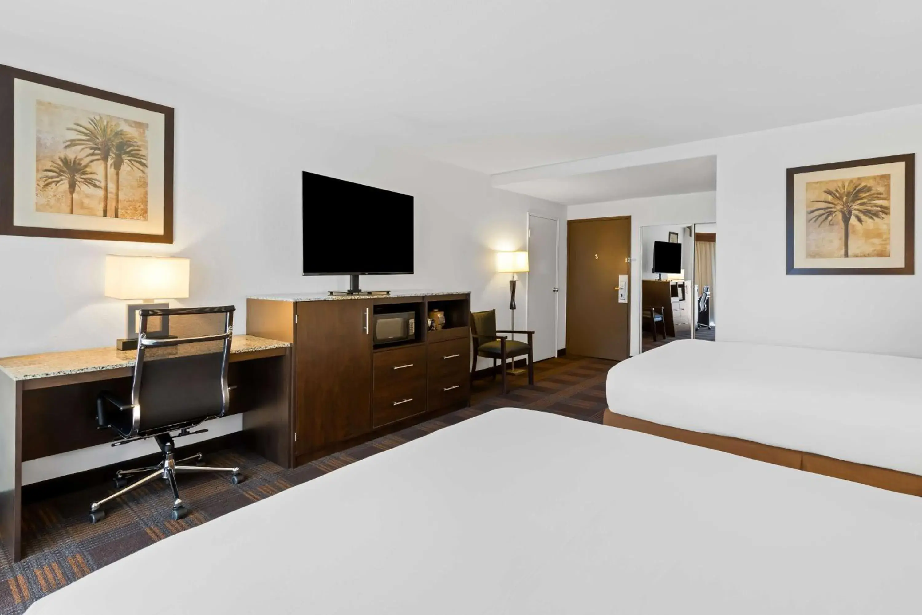 Deluxe Queen Room with Two Queen Beds in Best Western Date Tree Hotel Deluxe Queen Room with Two Queen Beds in Best Western Date Tree Hotel