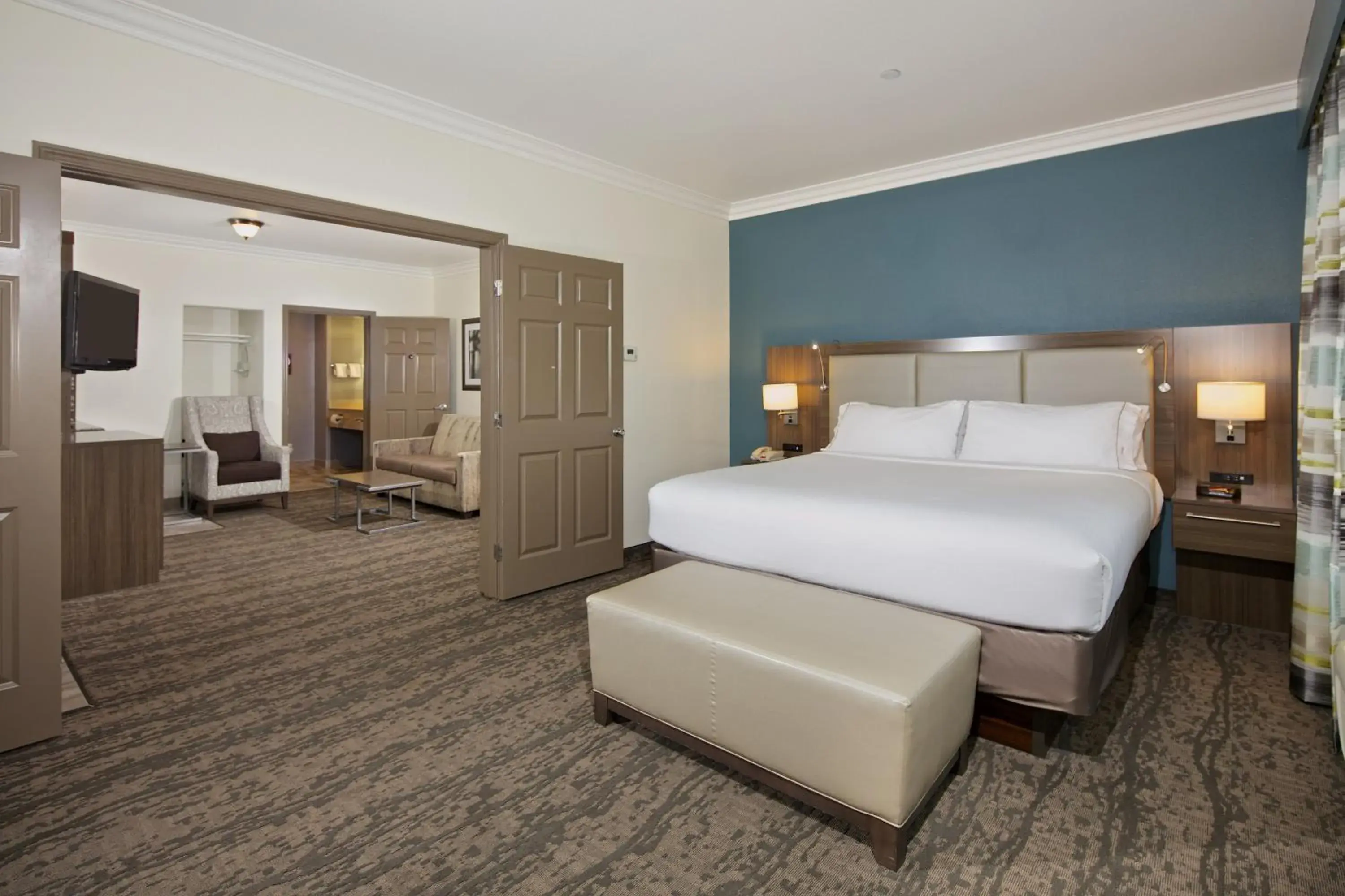 Deluxe Suite with Hearing Accessible Tub - Non-Smoking in Holiday Inn Express Hotel & Suites - Paso Robles by IHG Deluxe Suite with Hearing Accessible Tub - Non-Smoking in Holiday Inn Express Hotel & Suites - Paso Robles by IHG