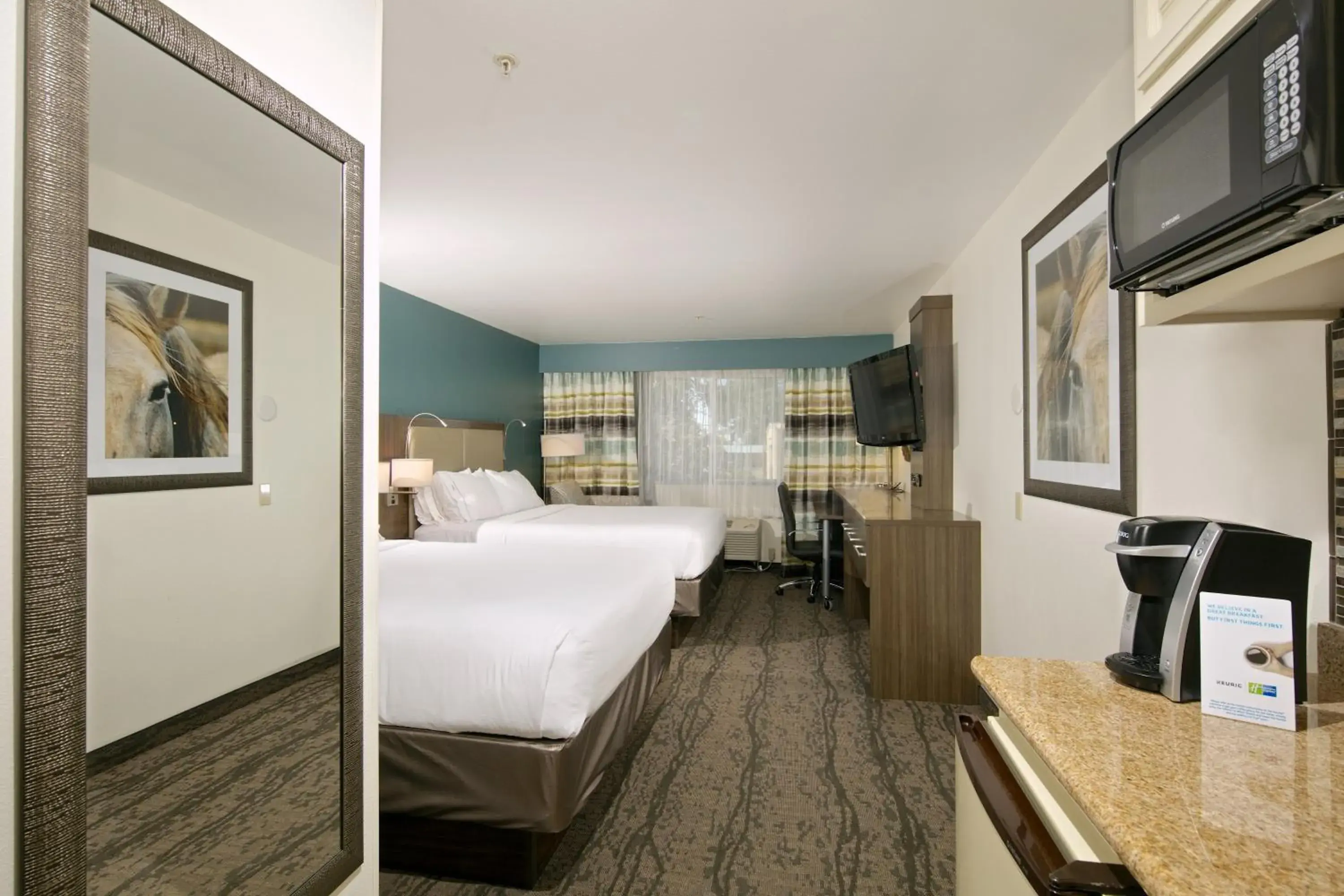 Standard Room with Two Queen Beds in Holiday Inn Express Hotel & Suites - Paso Robles by IHG Standard Room with Two Queen Beds in Holiday Inn Express Hotel & Suites - Paso Robles by IHG
