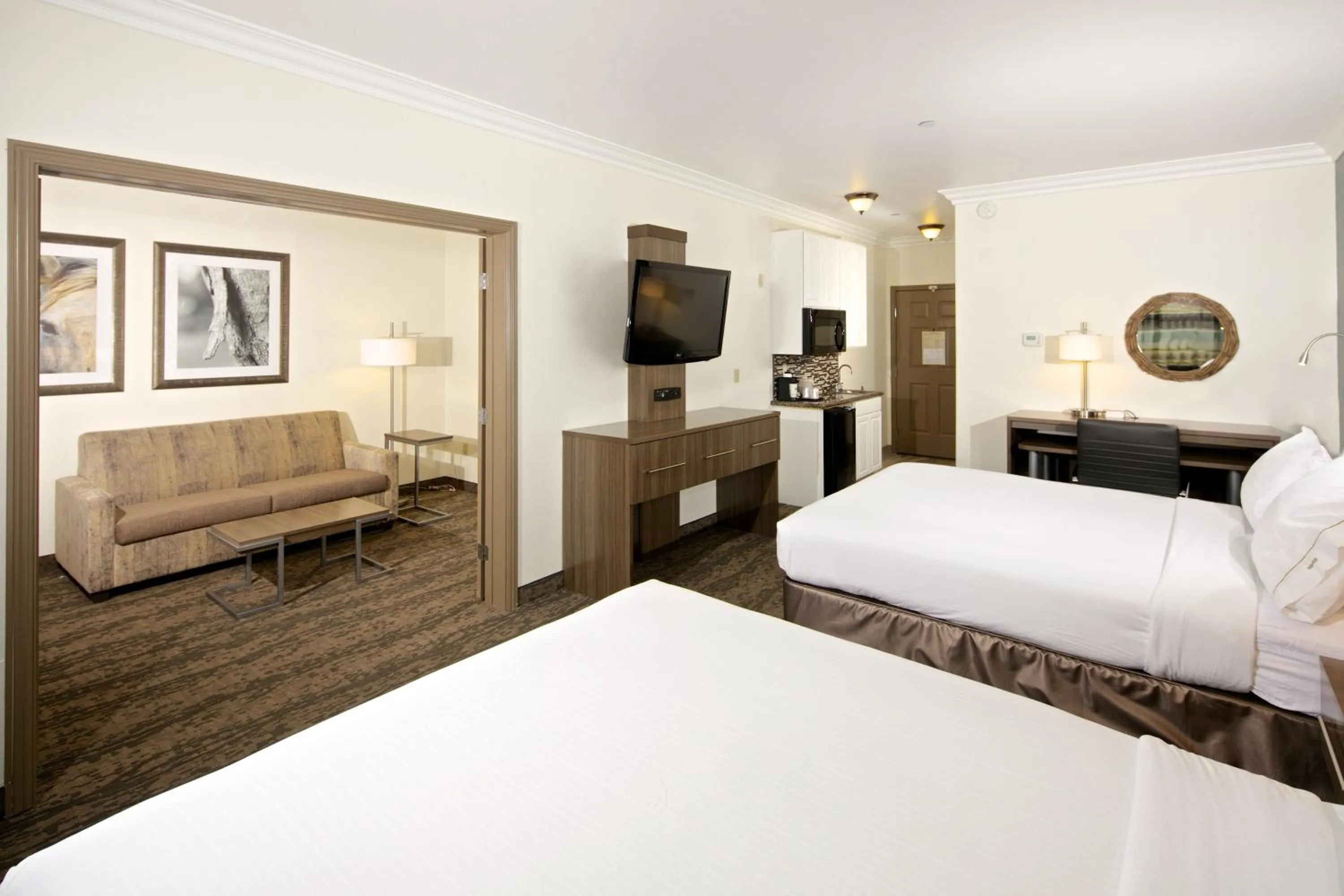 Photo of the whole room, Bed in Holiday Inn Express Hotel & Suites - Paso Robles by IHG