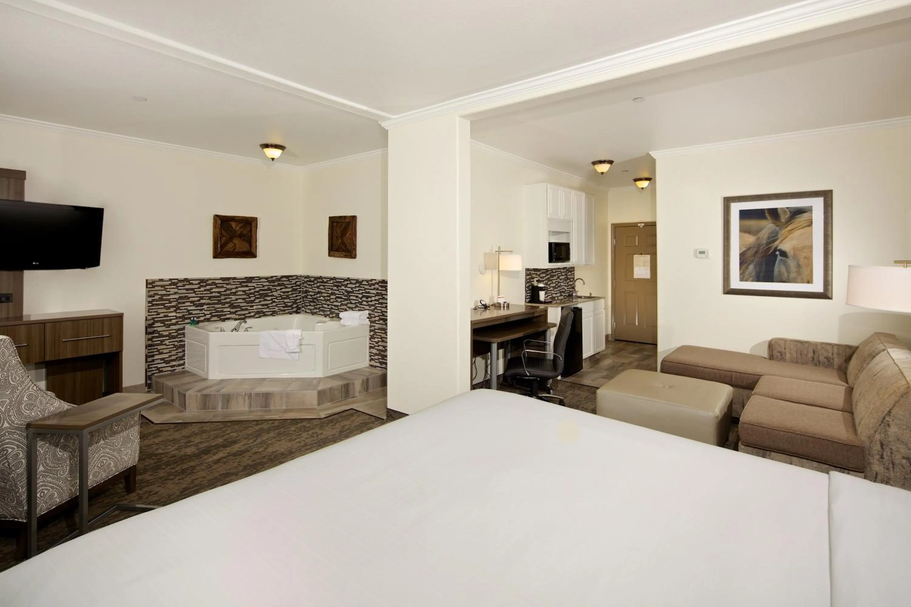 Photo of the whole room, Bed in Holiday Inn Express Hotel & Suites - Paso Robles by IHG