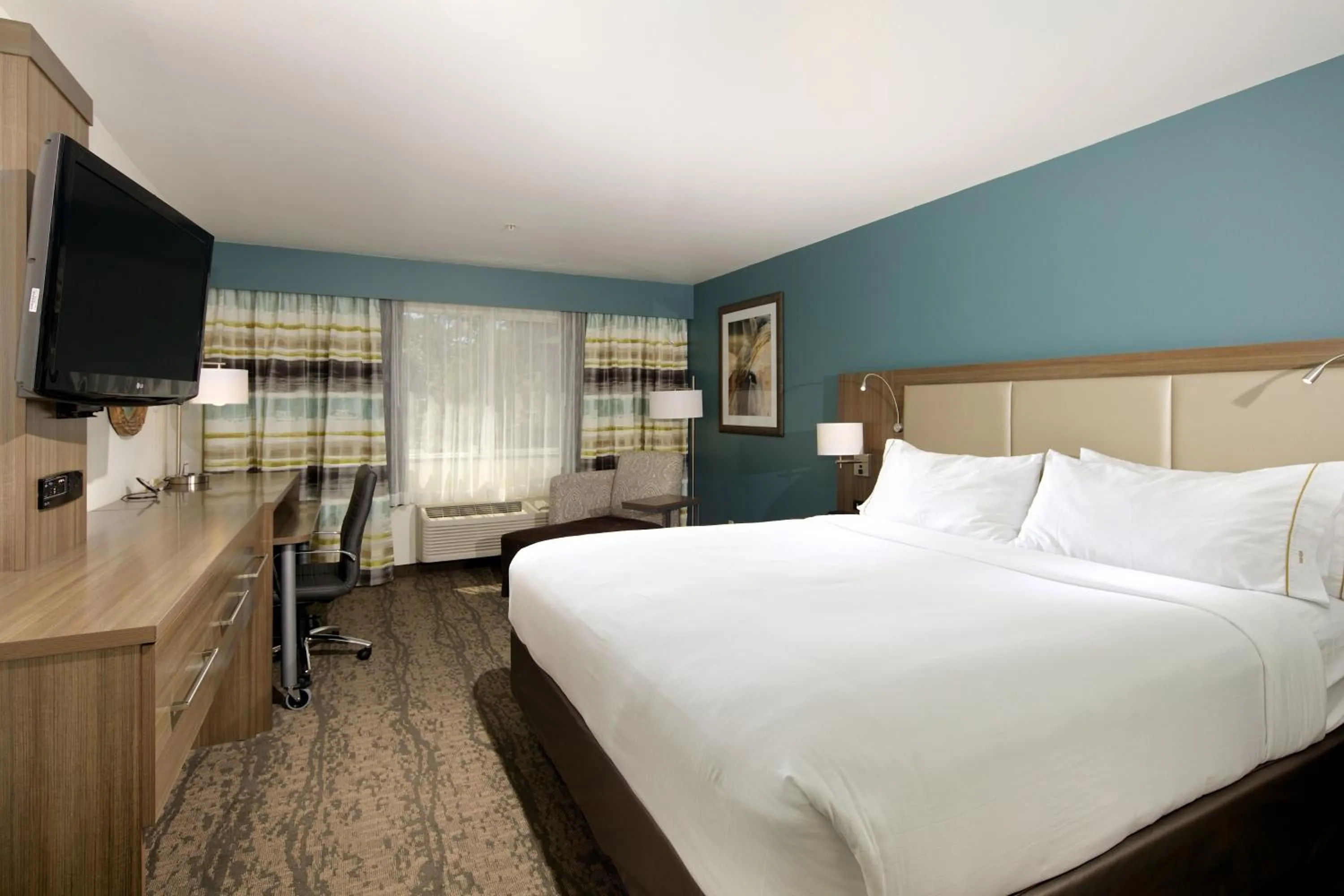 Photo of the whole room, Bed in Holiday Inn Express Hotel & Suites - Paso Robles by IHG