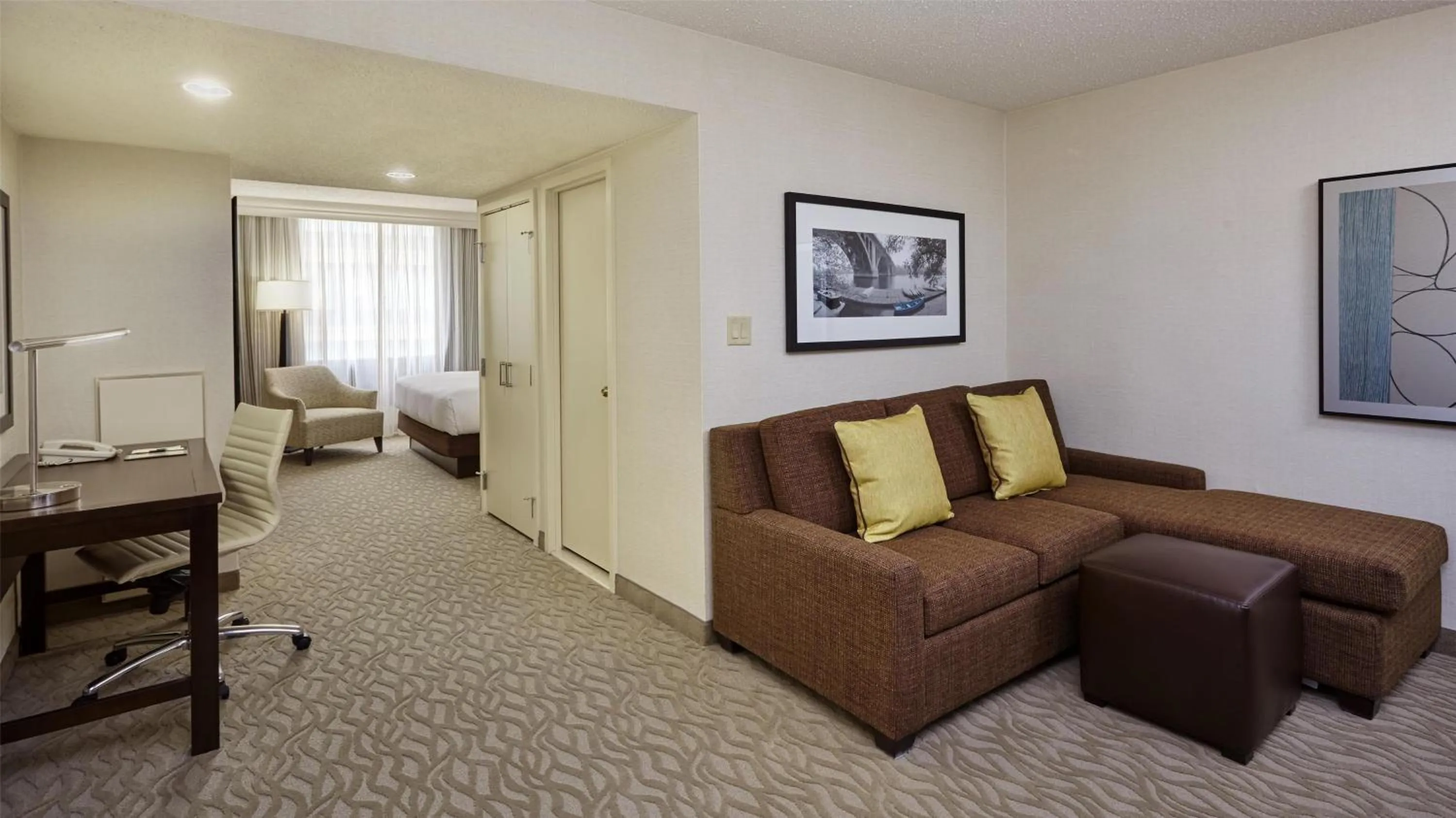 Living room, Bed in DoubleTree by Hilton Washington DC – Crystal City