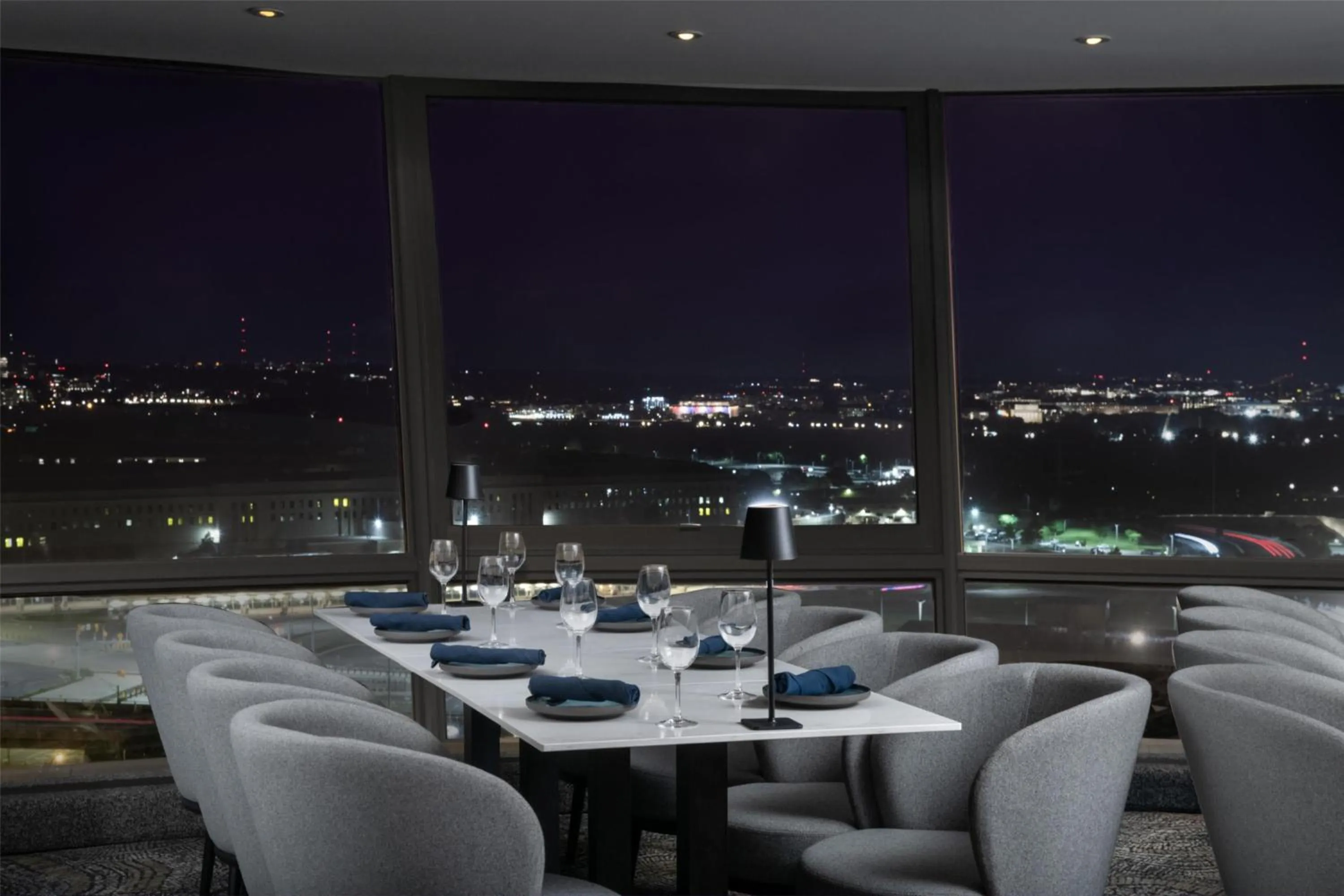 Lounge or bar in DoubleTree by Hilton Washington DC – Crystal City