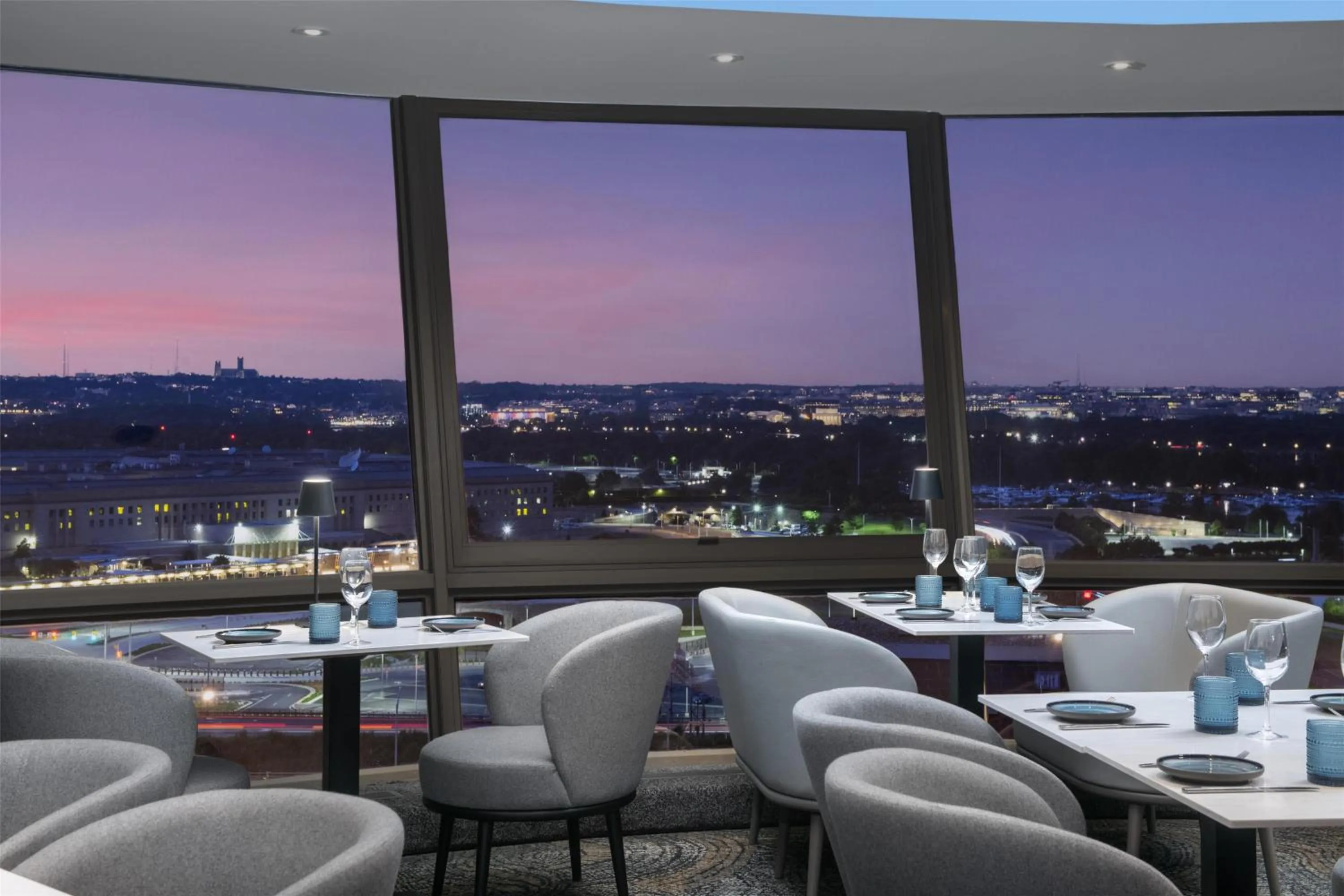 Lounge or bar in DoubleTree by Hilton Washington DC – Crystal City