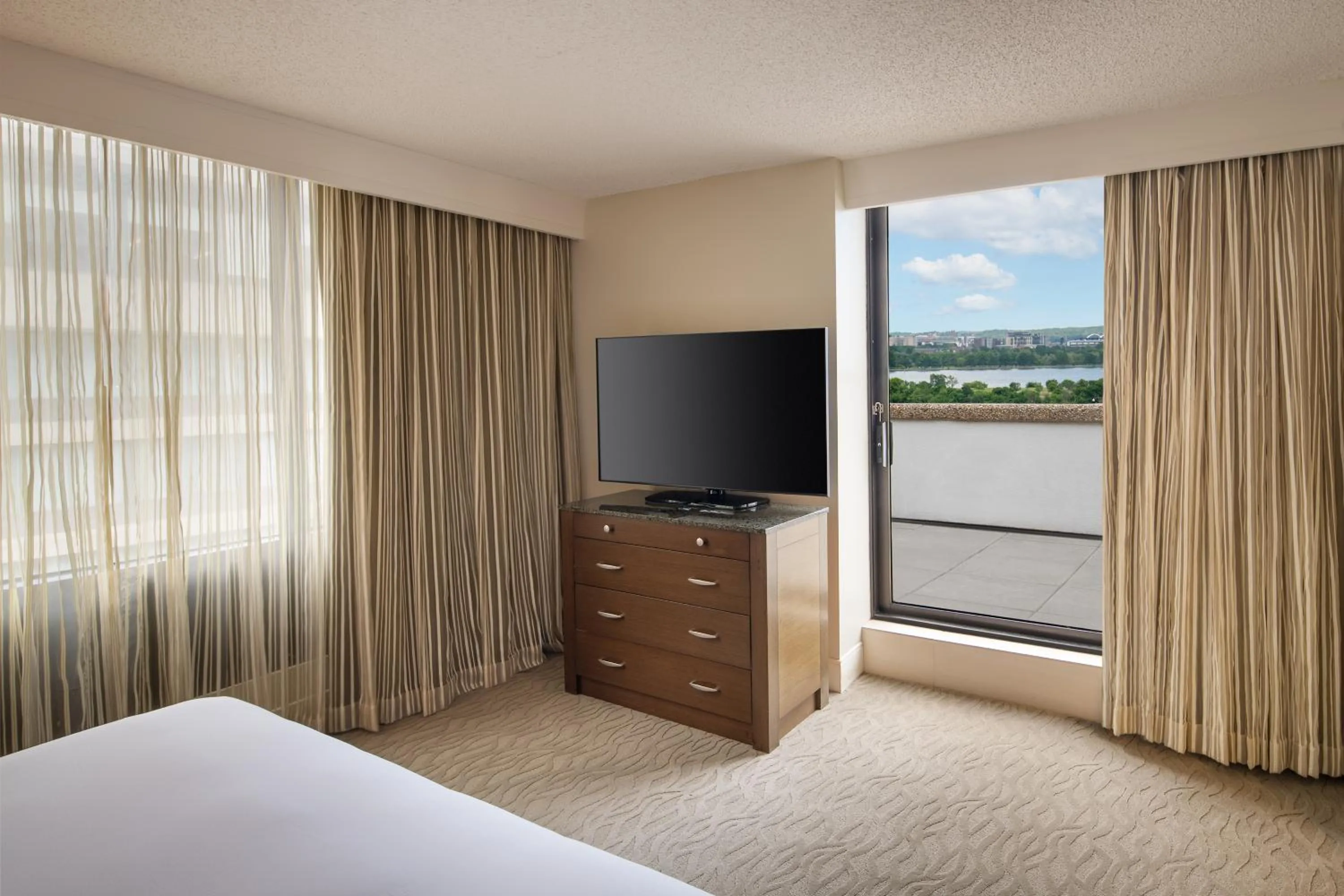 Balcony/Terrace, Bed in DoubleTree by Hilton Washington DC – Crystal City