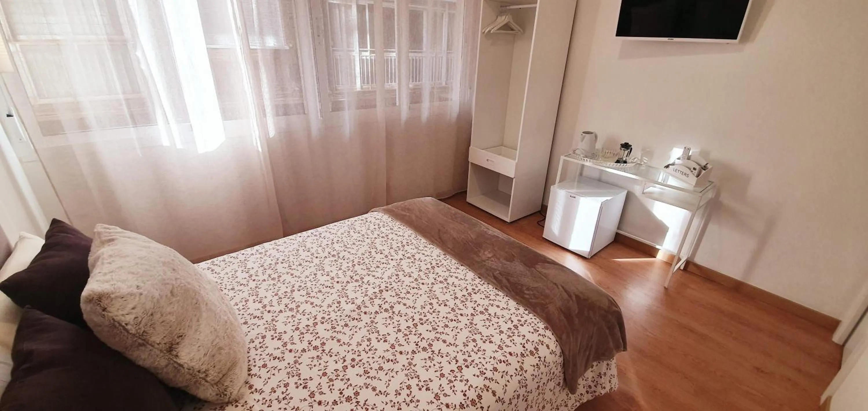 Photo of the whole room, Bed in Fan Rooms Gálvez
