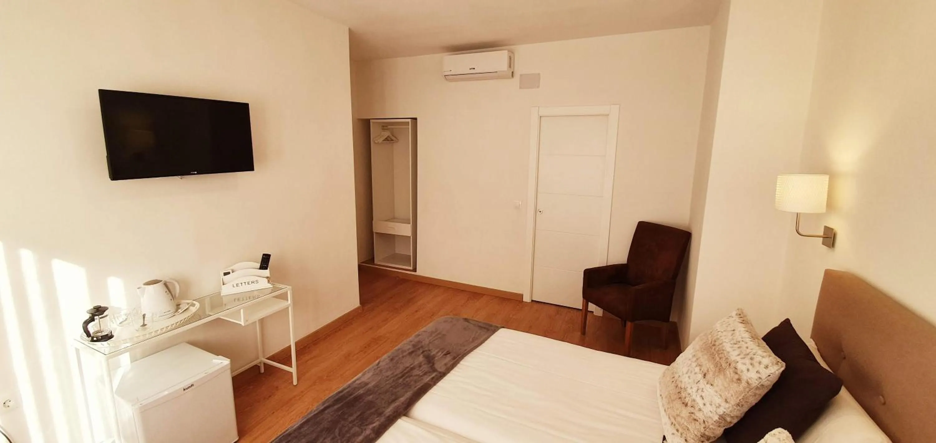 Photo of the whole room, Bed in Fan Rooms Gálvez