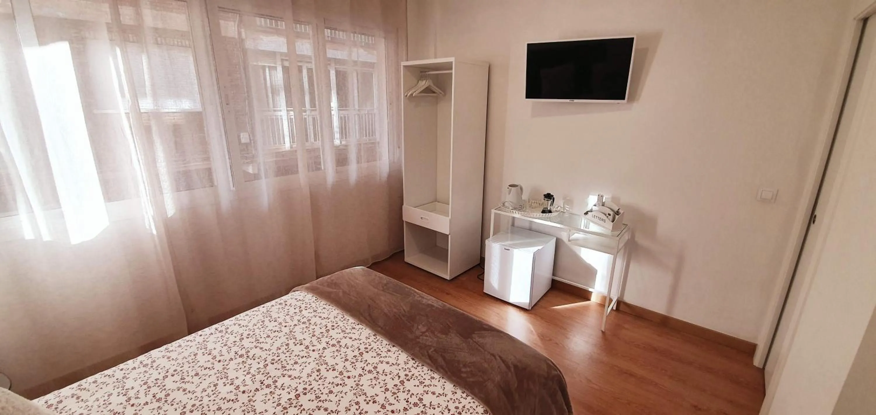 Photo of the whole room, Bed in Fan Rooms Gálvez