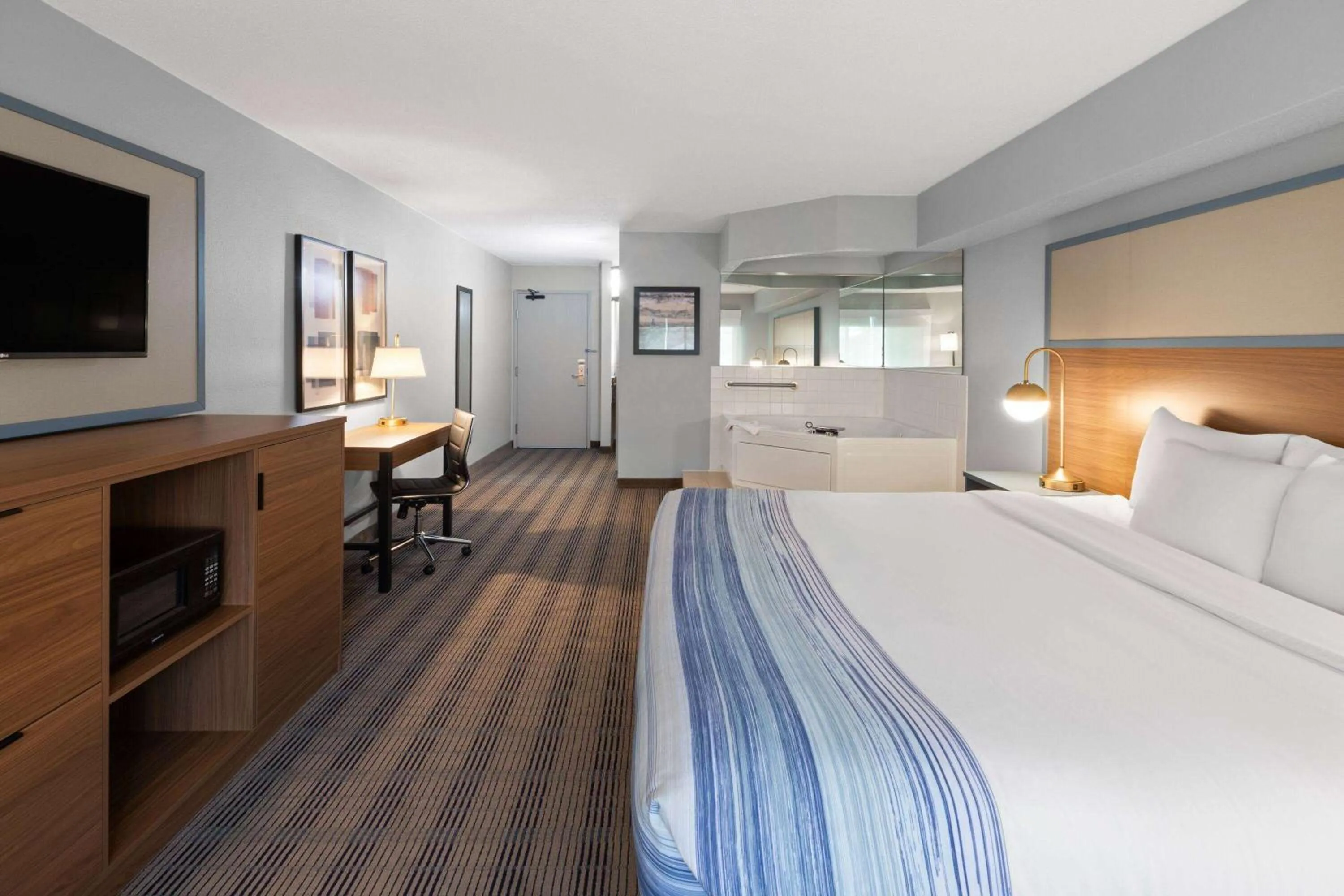 Bath, Bed in AmericInn by Wyndham North Branch