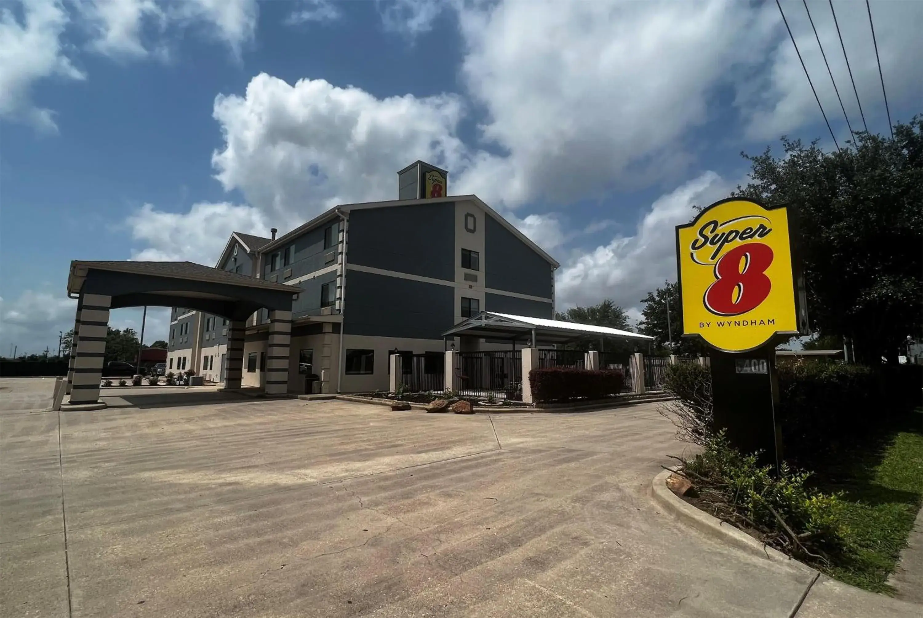 Property building in Super 8 by Wyndham Pasadena Property building in Super 8 by Wyndham Pasadena