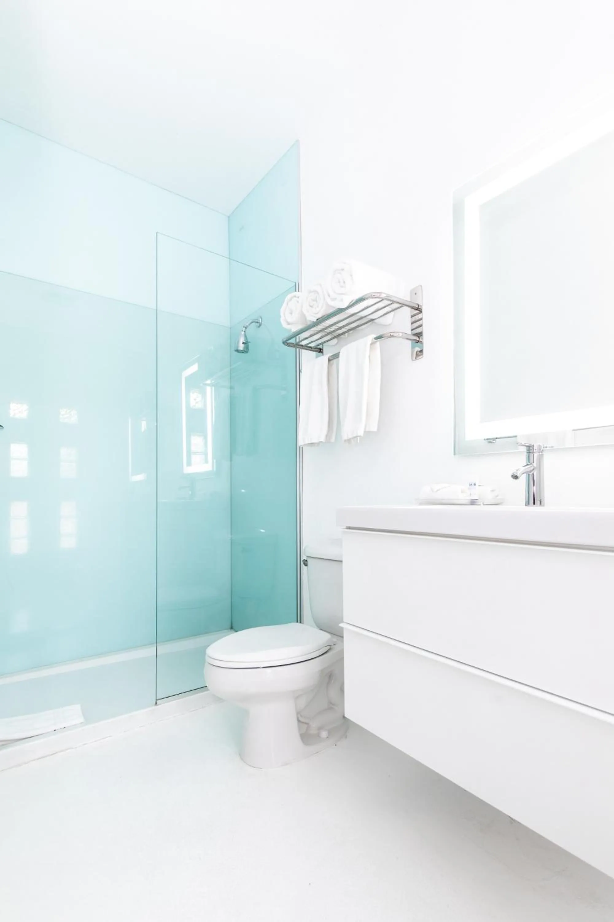 Shower in Alcazar Palm Springs