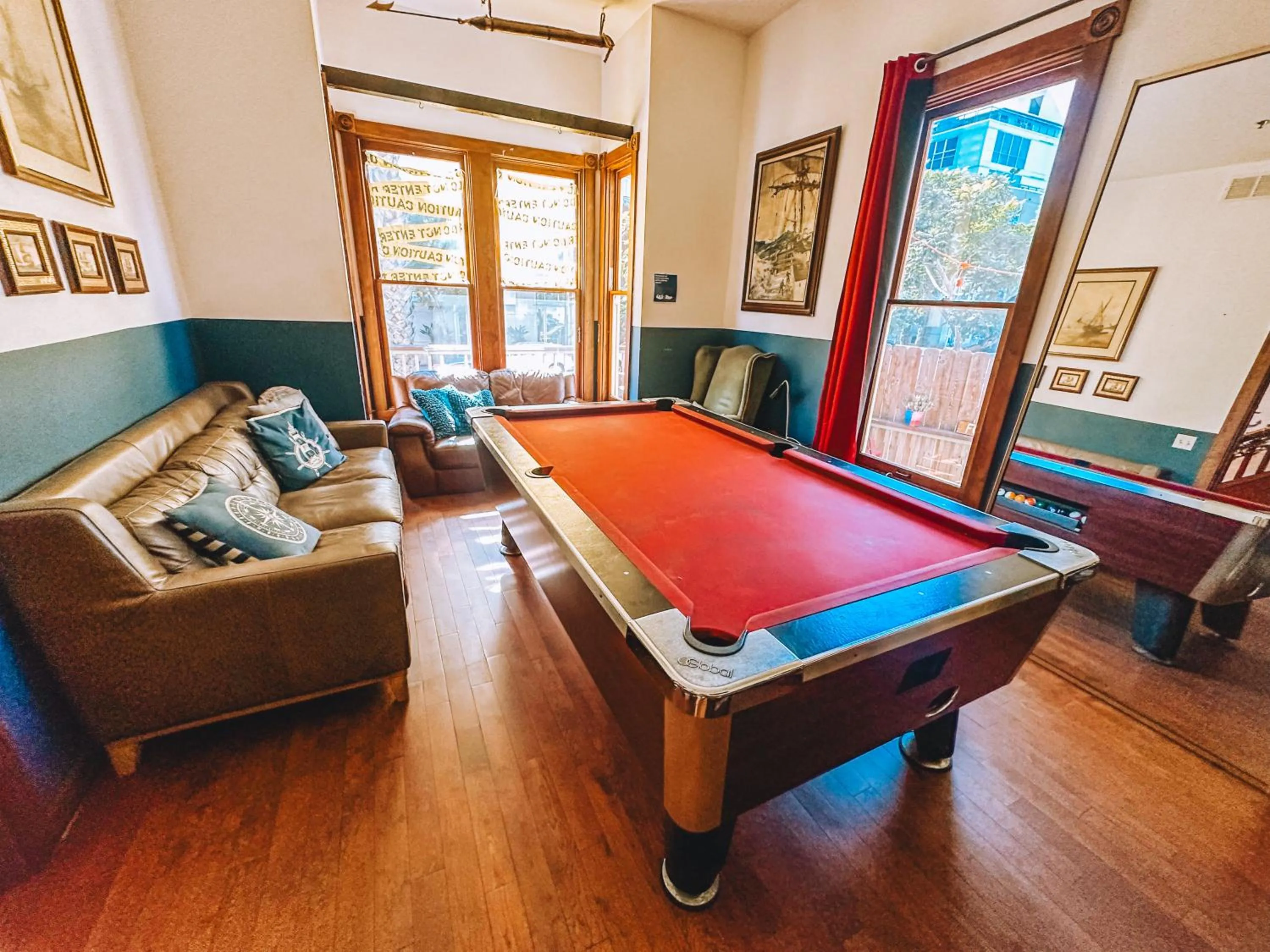 Communal lounge/ TV room in ITH San Diego Adventure Hostel