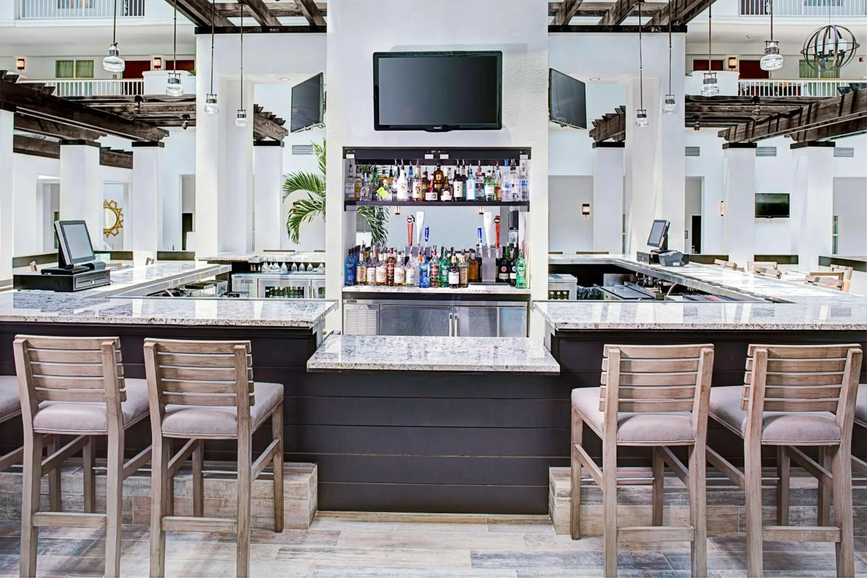 Lounge or bar in Embassy Suites by Hilton Destin Miramar Beach Lounge or bar in Embassy Suites by Hilton Destin Miramar Beach