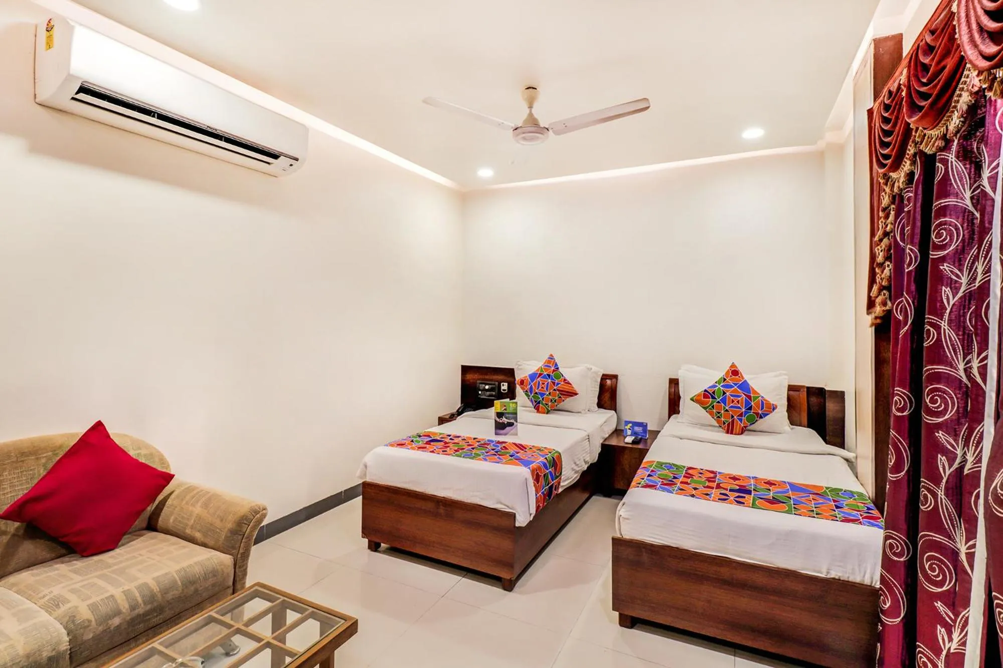 Facade/entrance, Bed in Hotel Summit