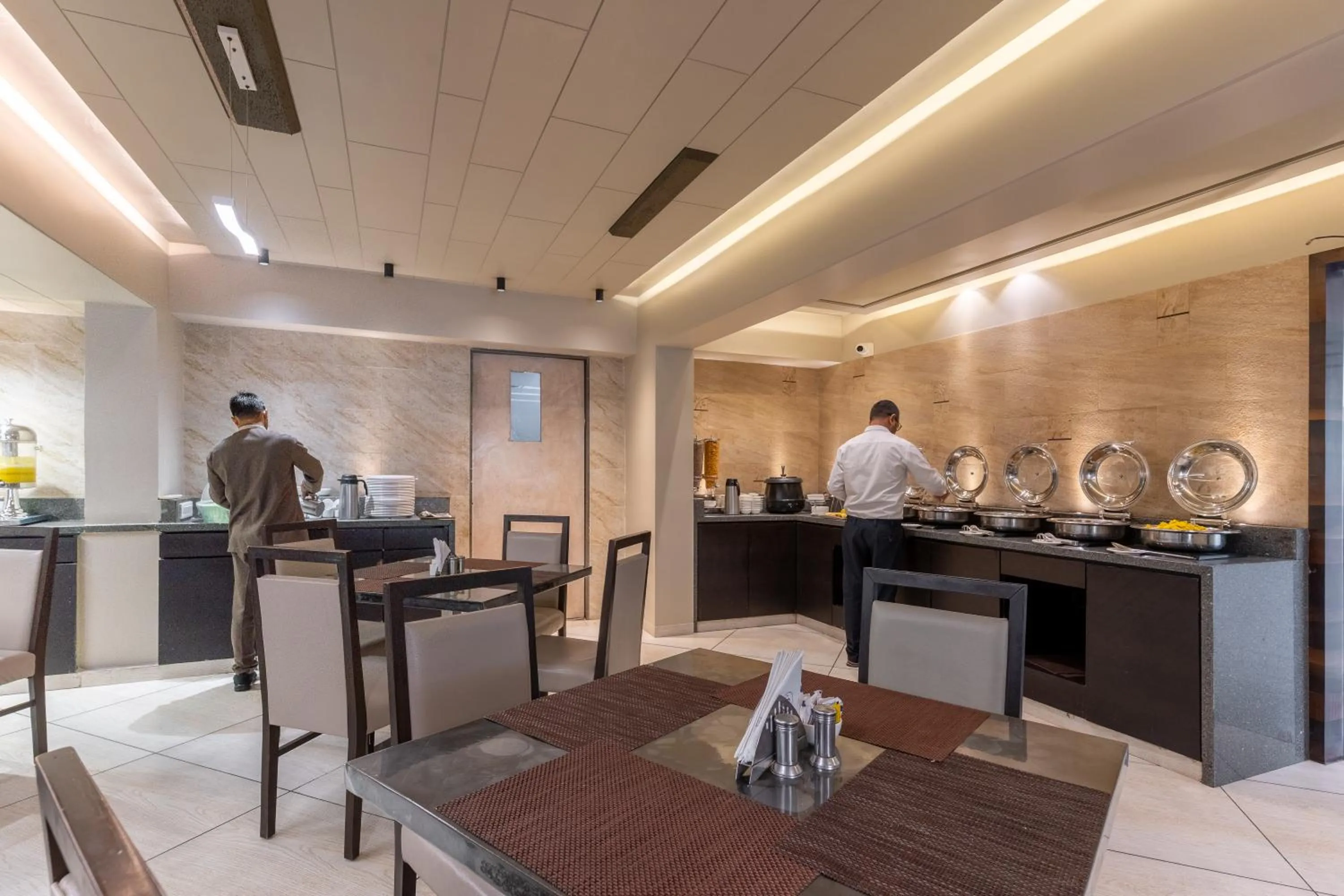 Restaurant/places to eat in Hotel Summit