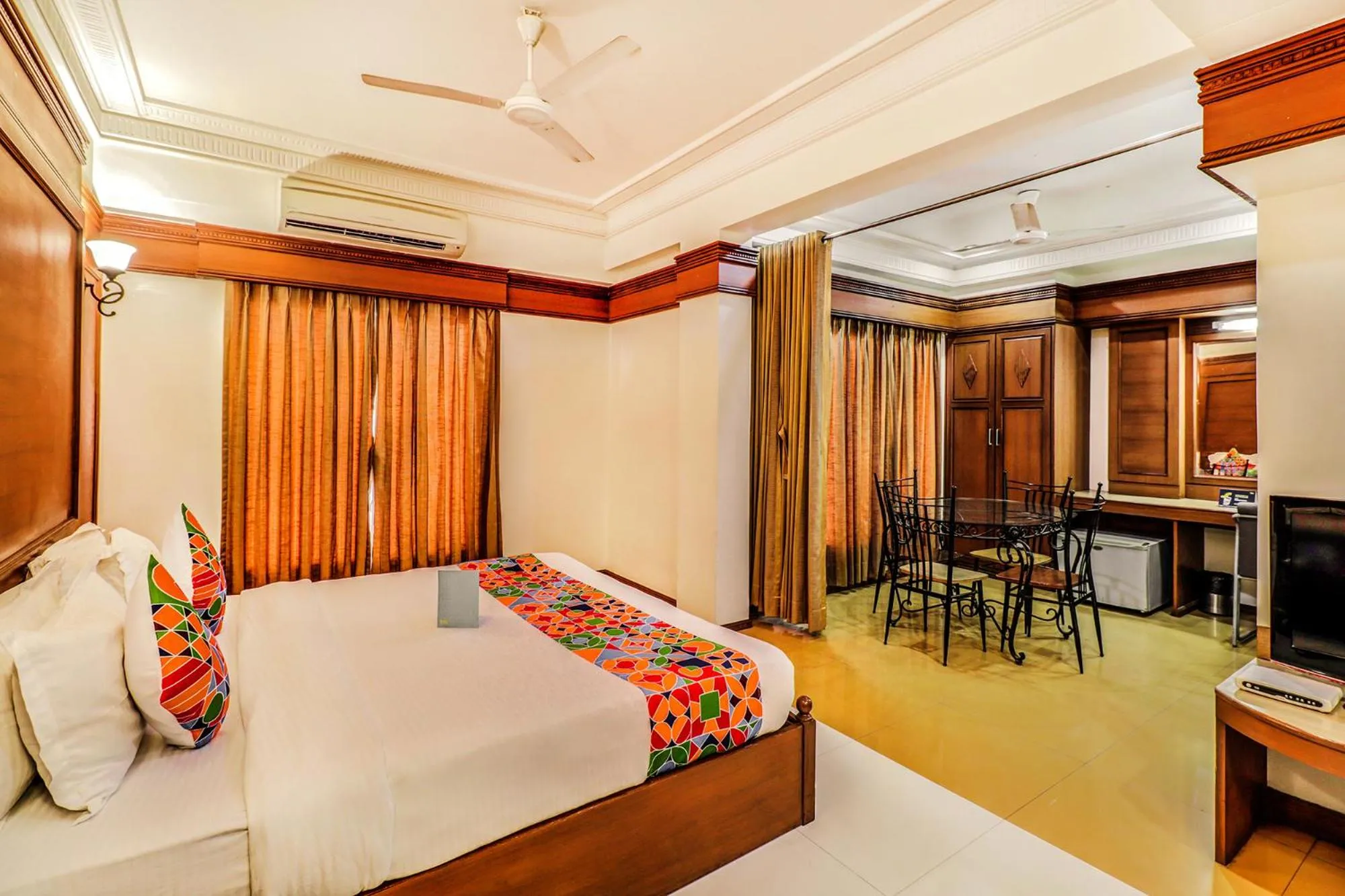 Bedroom, Bed in Hotel Summit