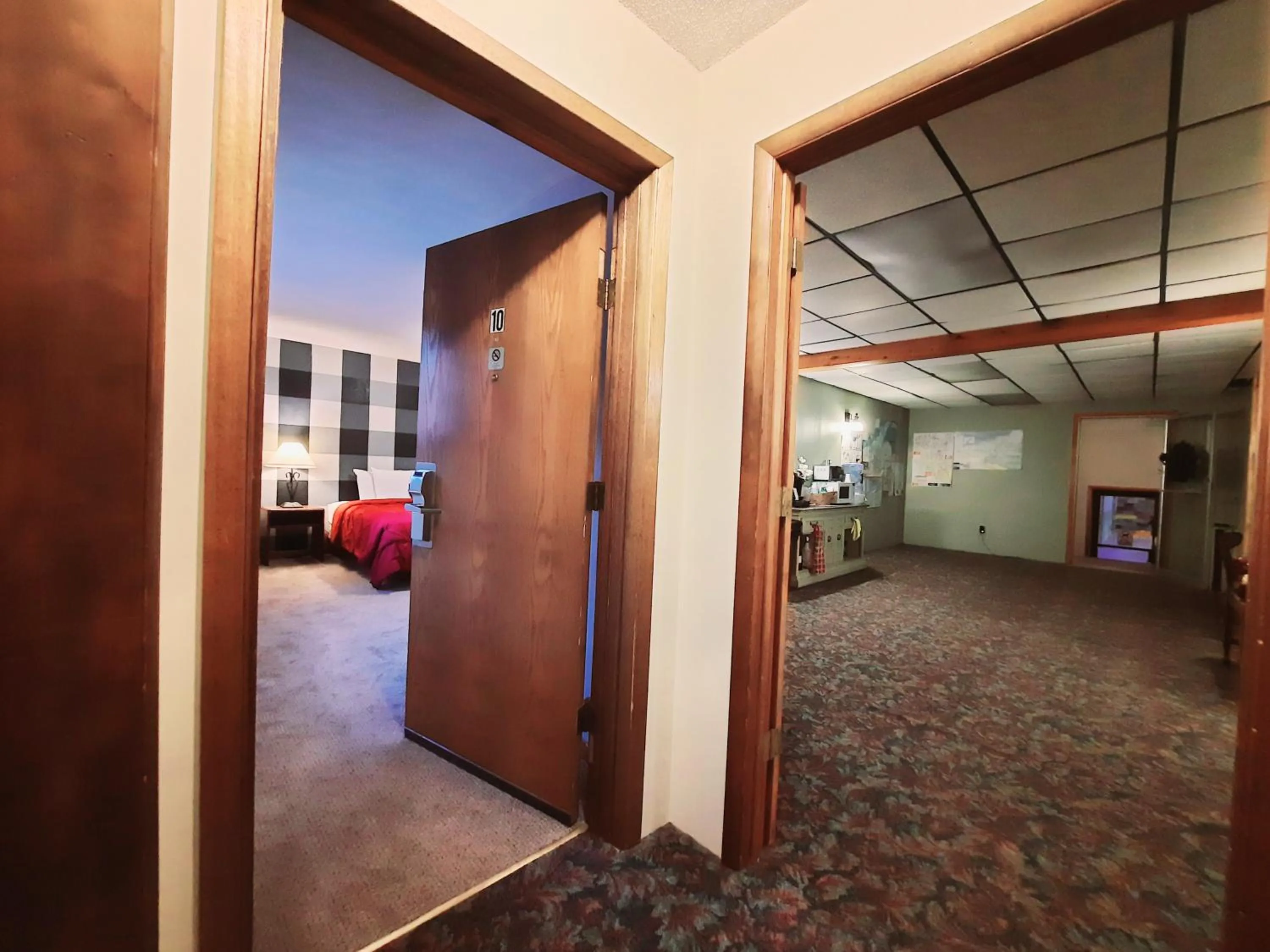 Communal lounge/ TV room in North Ironwood Acres - Black River Lodge