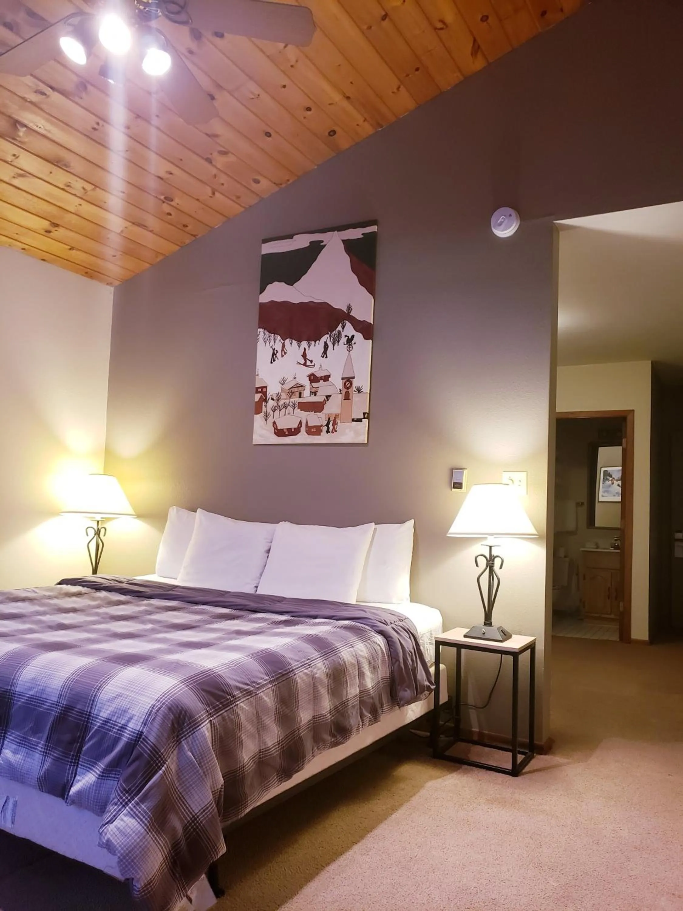 Photo of the whole room, Bed in North Ironwood Acres - Black River Lodge