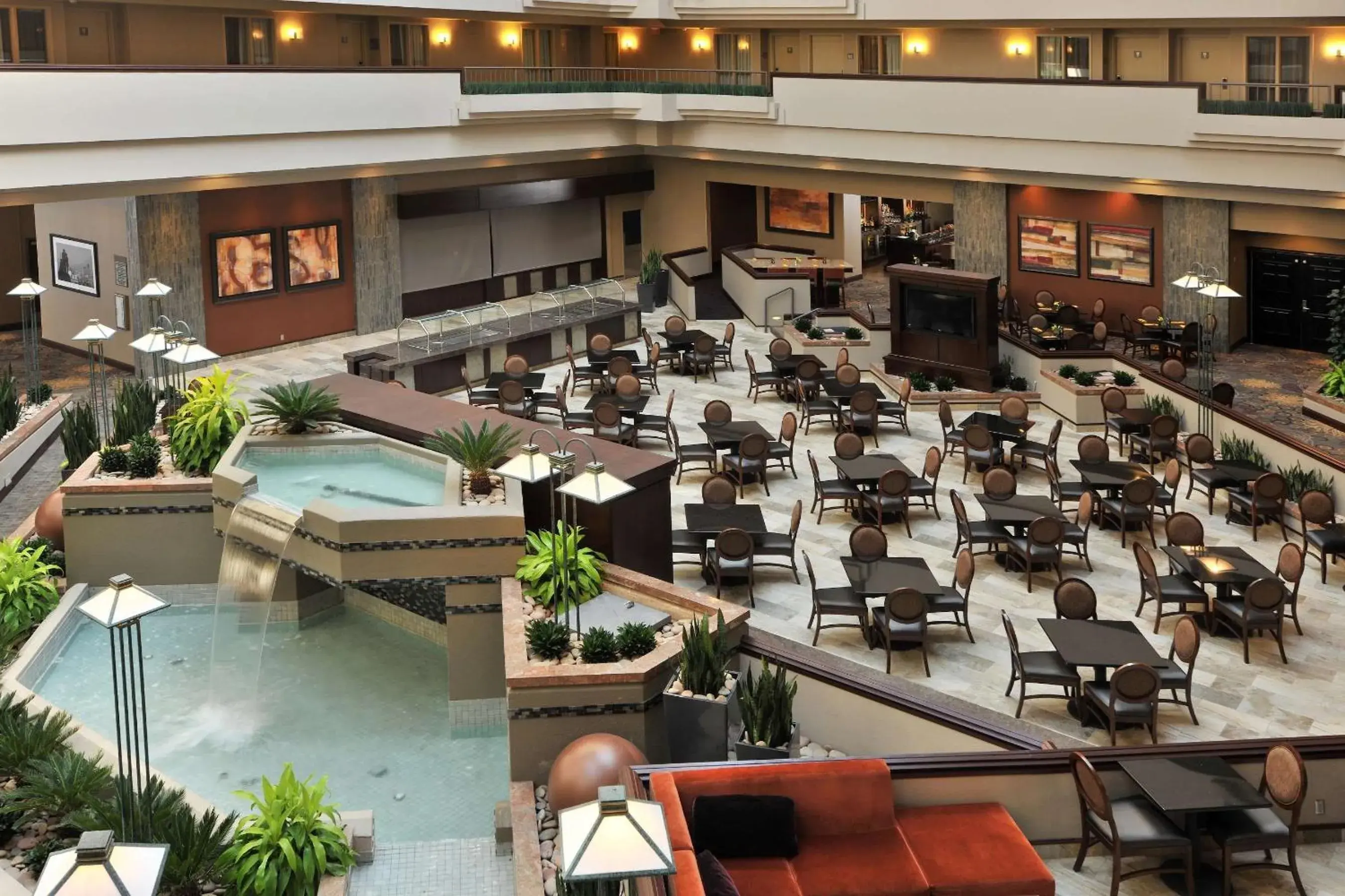 Dining area in Embassy Suites Des Moines Downtown Dining area in Embassy Suites Des Moines Downtown