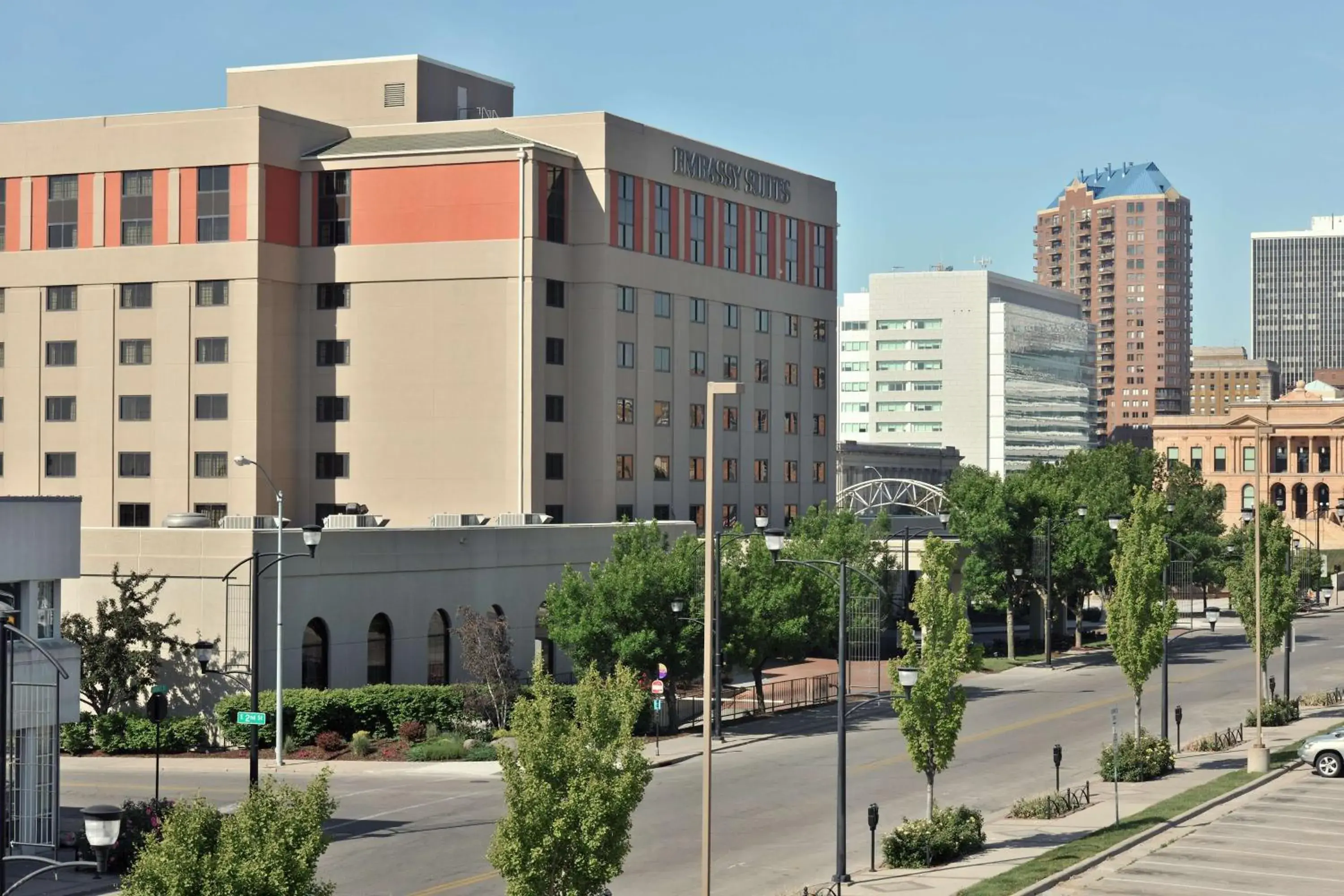 Property building in Embassy Suites Des Moines Downtown Property building in Embassy Suites Des Moines Downtown