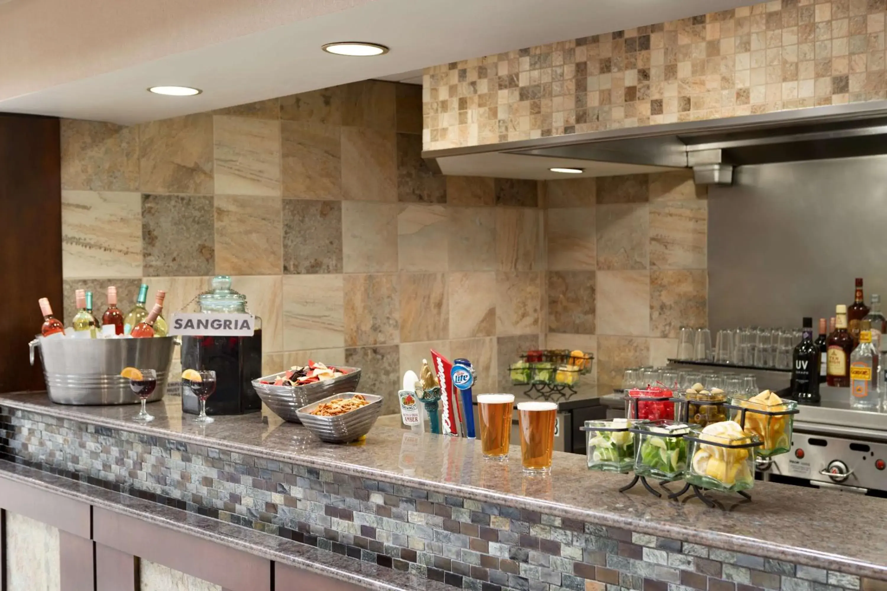 Lounge or bar in Embassy Suites Des Moines Downtown Lounge or bar in Embassy Suites Des Moines Downtown