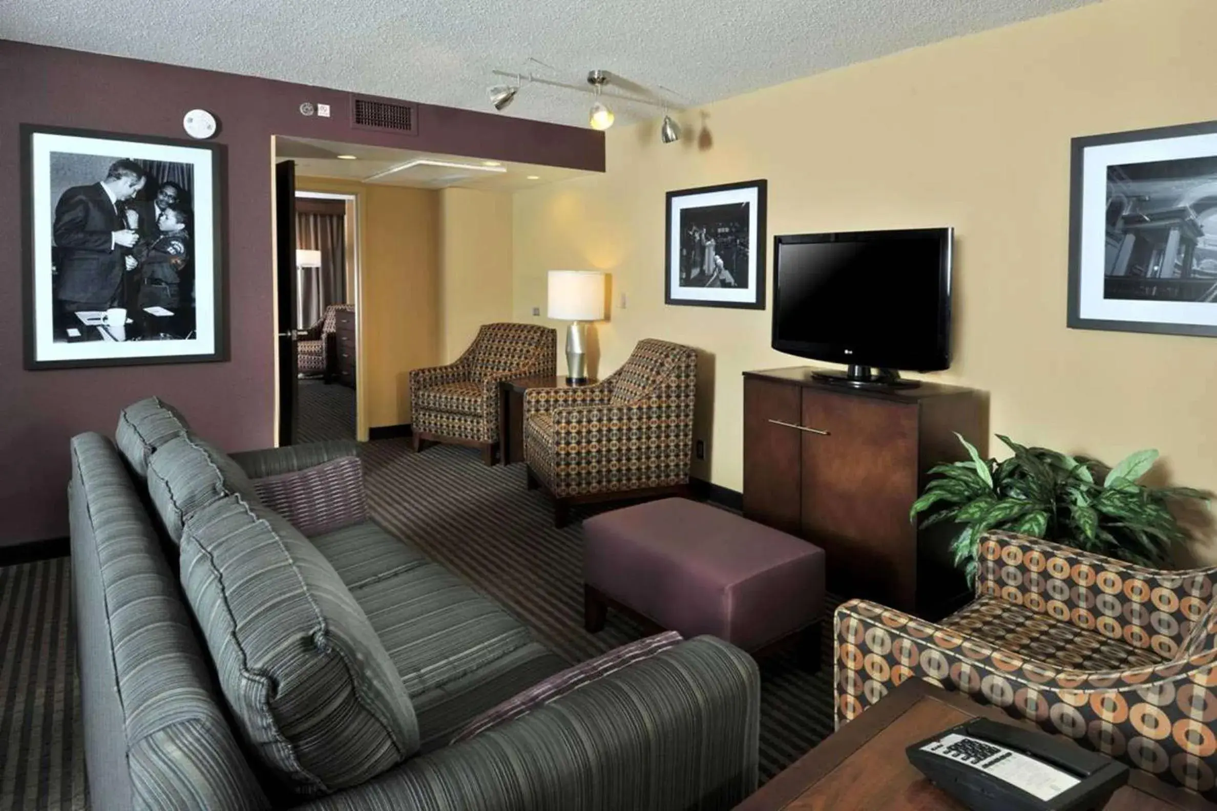 Living room in Embassy Suites Des Moines Downtown Living room in Embassy Suites Des Moines Downtown