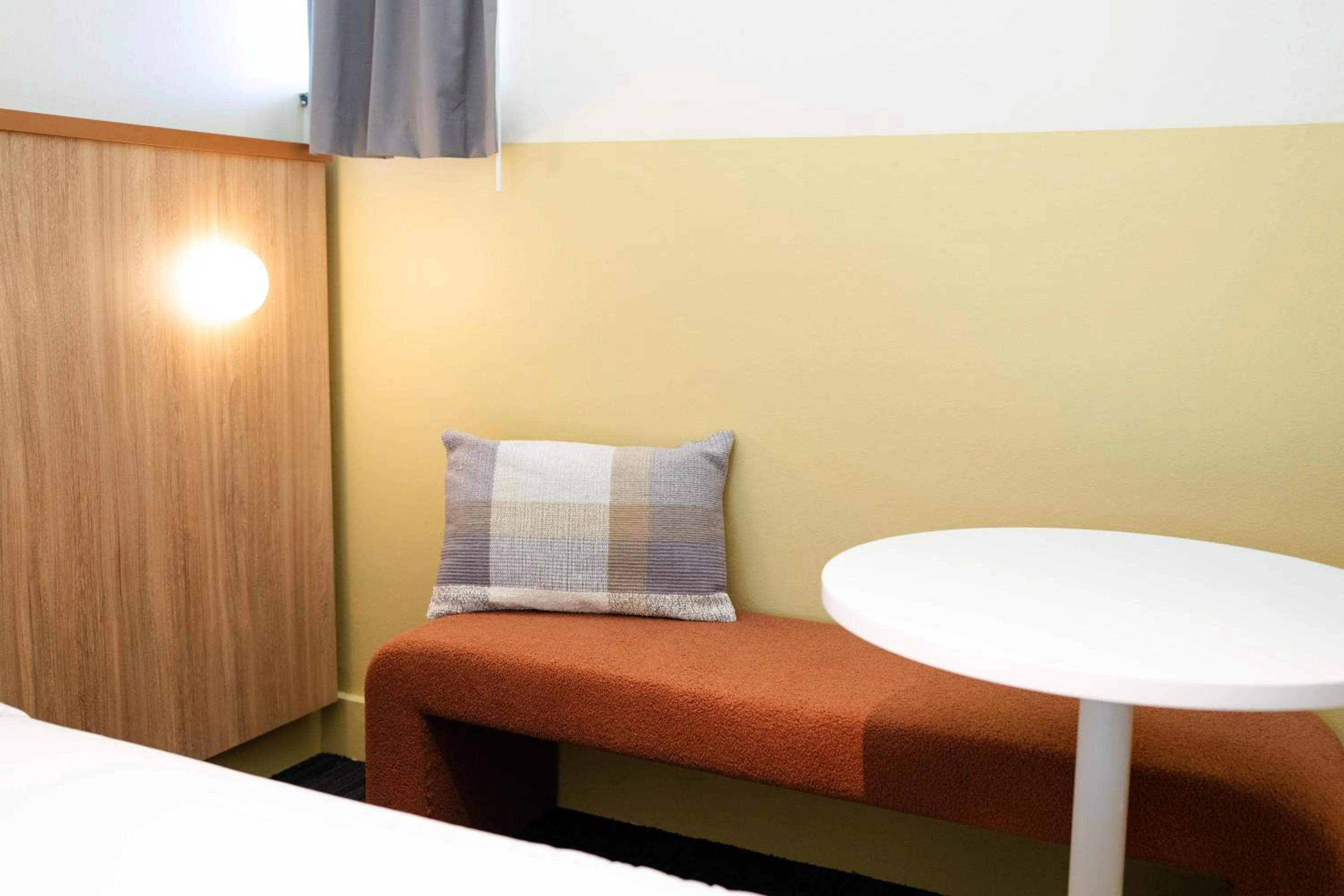 Seating area, Bed in Brighton Hotel